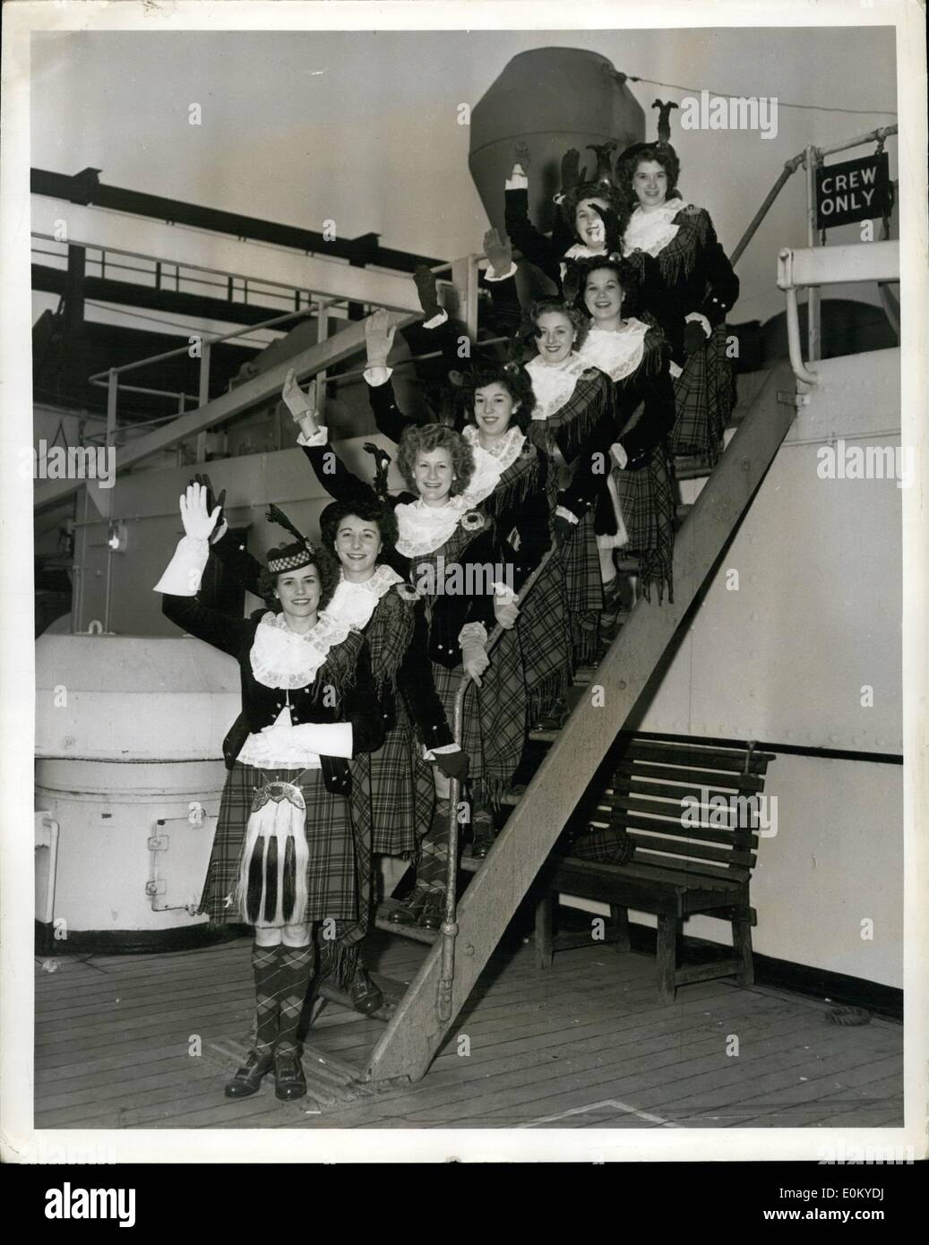 Septembre 09, 1952 Dagenhan - girl Pipers est arrivé à New York, un groupe de 10 Dagenham Girl Pipers arrivent à New York sur le Georgic pour un 3 mois de l'US. Les filles, l'âge en ranning de 14 à 22 s'affichent au Quartier Latin. Banque D'Images