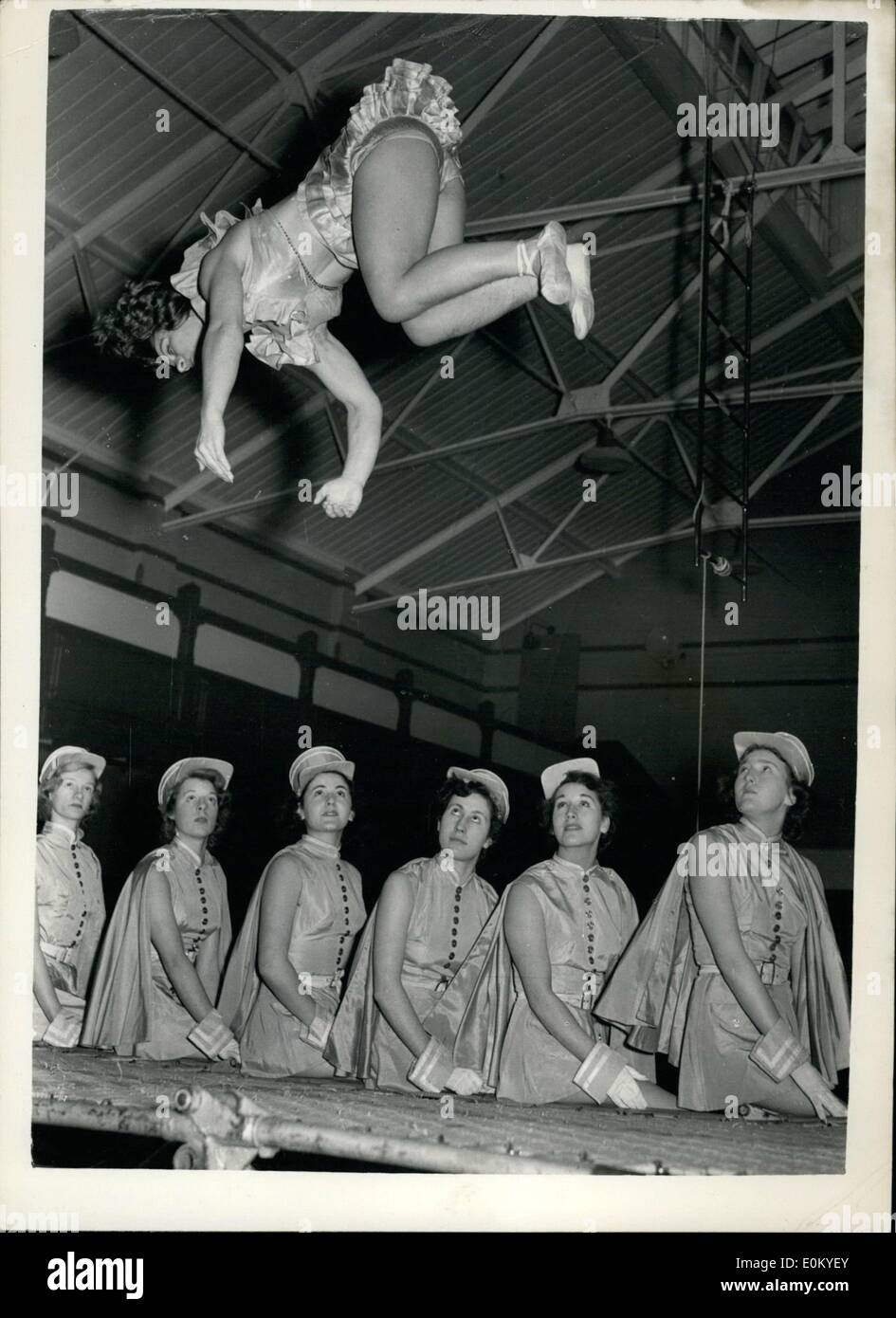 Trampoline de cirque Banque de photographies et d'images à haute résolution  - Alamy