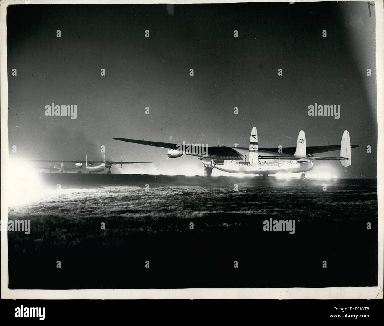 11 novembre 1952 - Test de l'installation d'avions de Fido à Blackbushe Airport : avion de ligne civil transportant trois observe a décollé entre Banque D'Images