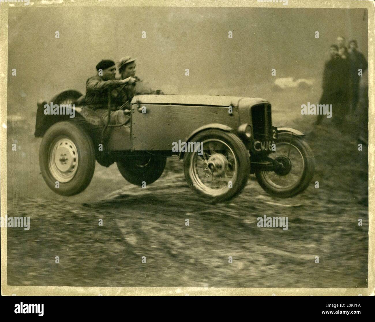 Novembre 11, 1952 - Procès et Hill Climb tenue à Wendover. Promu par la B.B.C. : essai d'une voiture et de la montagne s'est tenue à Wendover cet après-midi. Il a été promu par la B.B.C. en collaboration avec le London Motor Club, et devrait être vu par quatre millions de téléspectateurs à la télévision. L'emplacement exact de l'événement a été tenu secret parce que les organisateurs craignaient trop de gens peuvent y assister. Photo montre avec sa voiture à la mi-air Reg Phillips négocie l'un des gros chocs au cours de l'essai cet après-midi. Banque D'Images