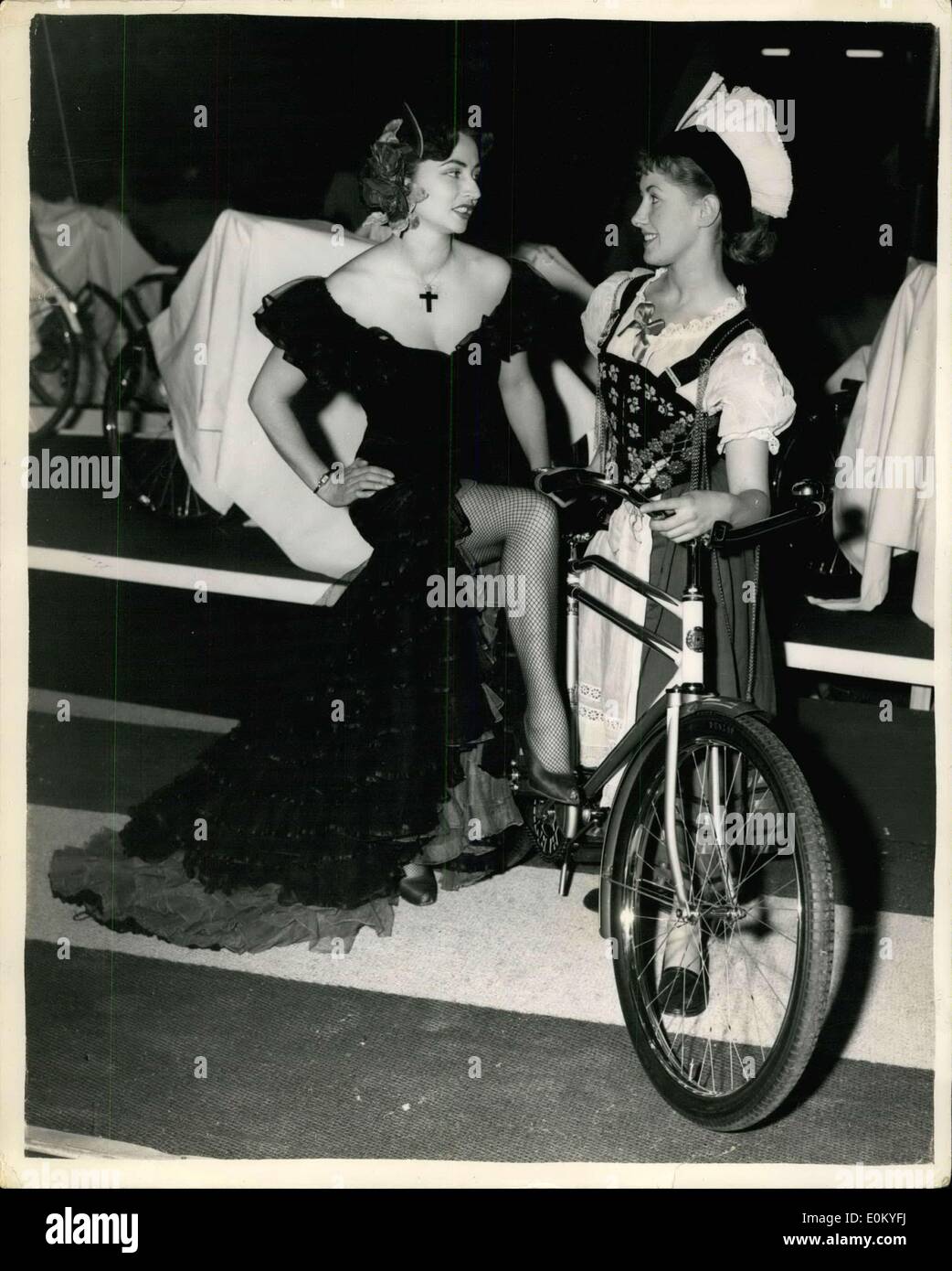 14 novembre 1952 - cycles à pédales pour l'exportation - au Cycle show...Mesdames de Cuba et la Suisse : photo montre deux charmantes demoiselles dela Vos à gauche - représentant de Cuba et Josephine Demarine représentant suisse vu avec un Herculese cycle pédale conçue pour l'exportation au Cycle and Motor Cycle show qui s'ouvre à Earl's Court demain. Banque D'Images