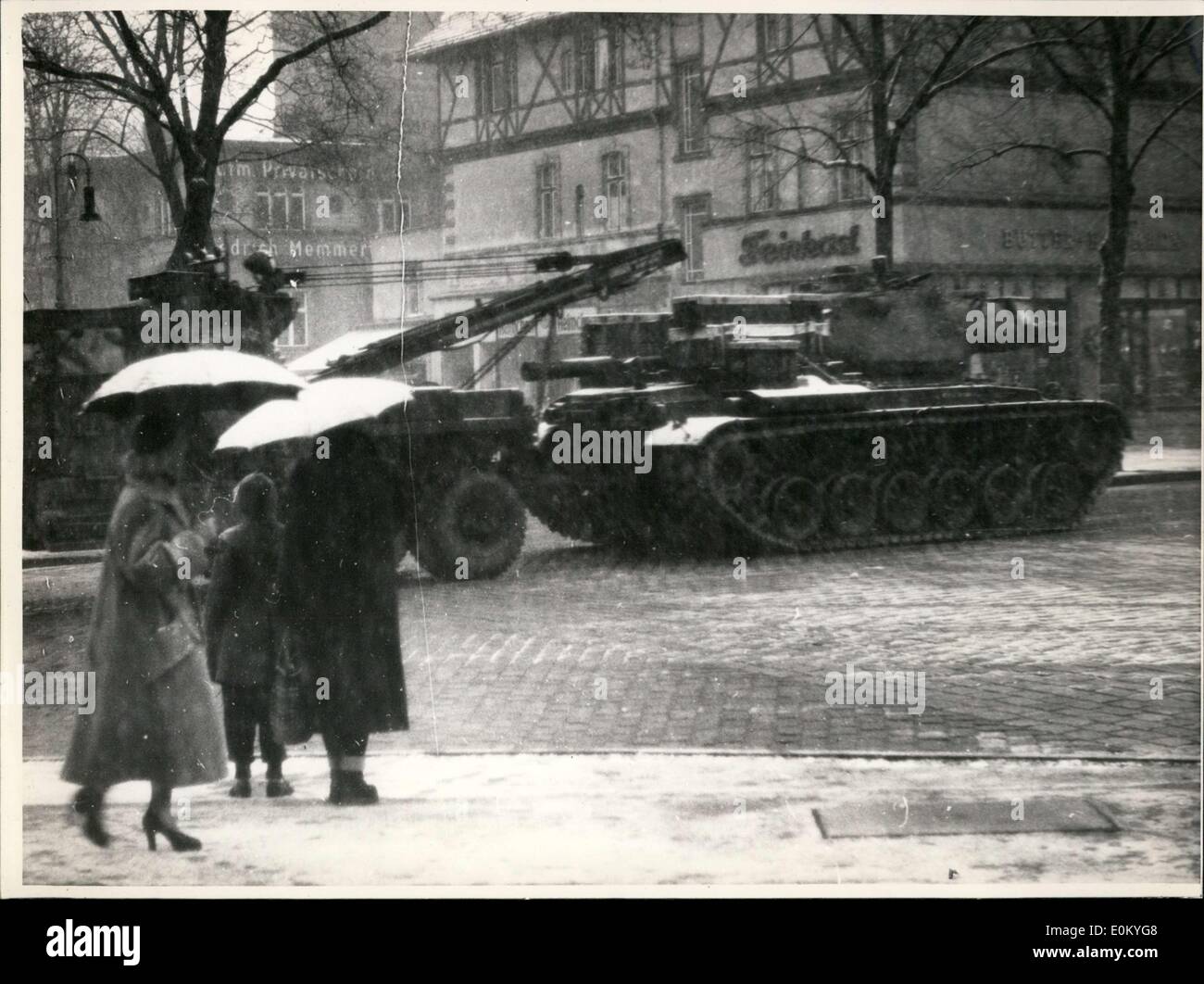 Novembre 24, 1952 - un cadeau de Noël berlinois nous quand les chars sont prises hors de la rue, envoyé à leurs casernes, en raison d'une tempête. Banque D'Images