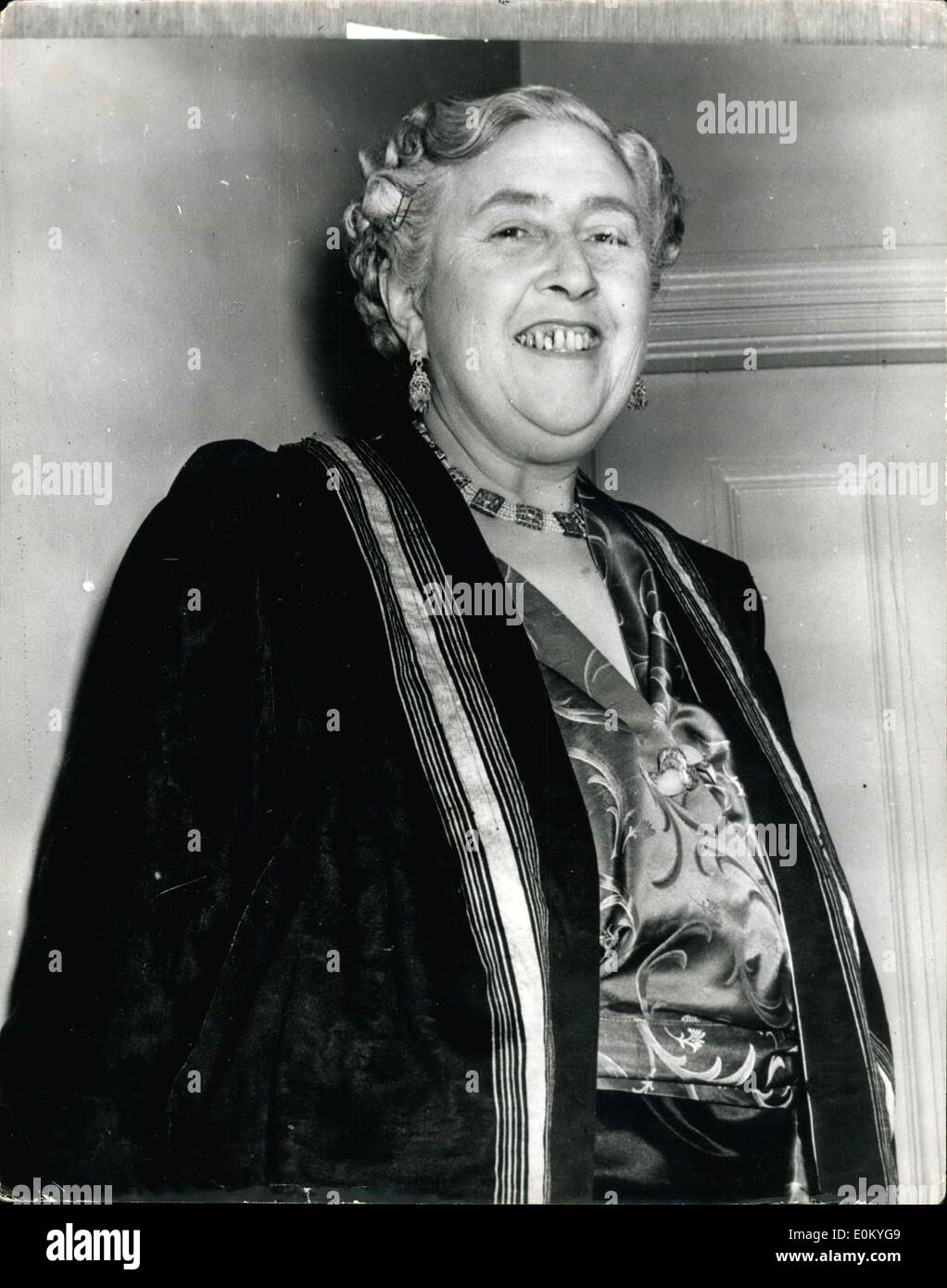 25 nov., 1952 - Agatha Christie assiste à la première nuit de la Souricière - sa nouvelle pièce à Londres. Photo montre auteure Agatha Christie arrive au Théâtre de l'Ambassadeur pour la première nuit de sa nouvelle pièce The Mousetrap hier soir. Banque D'Images