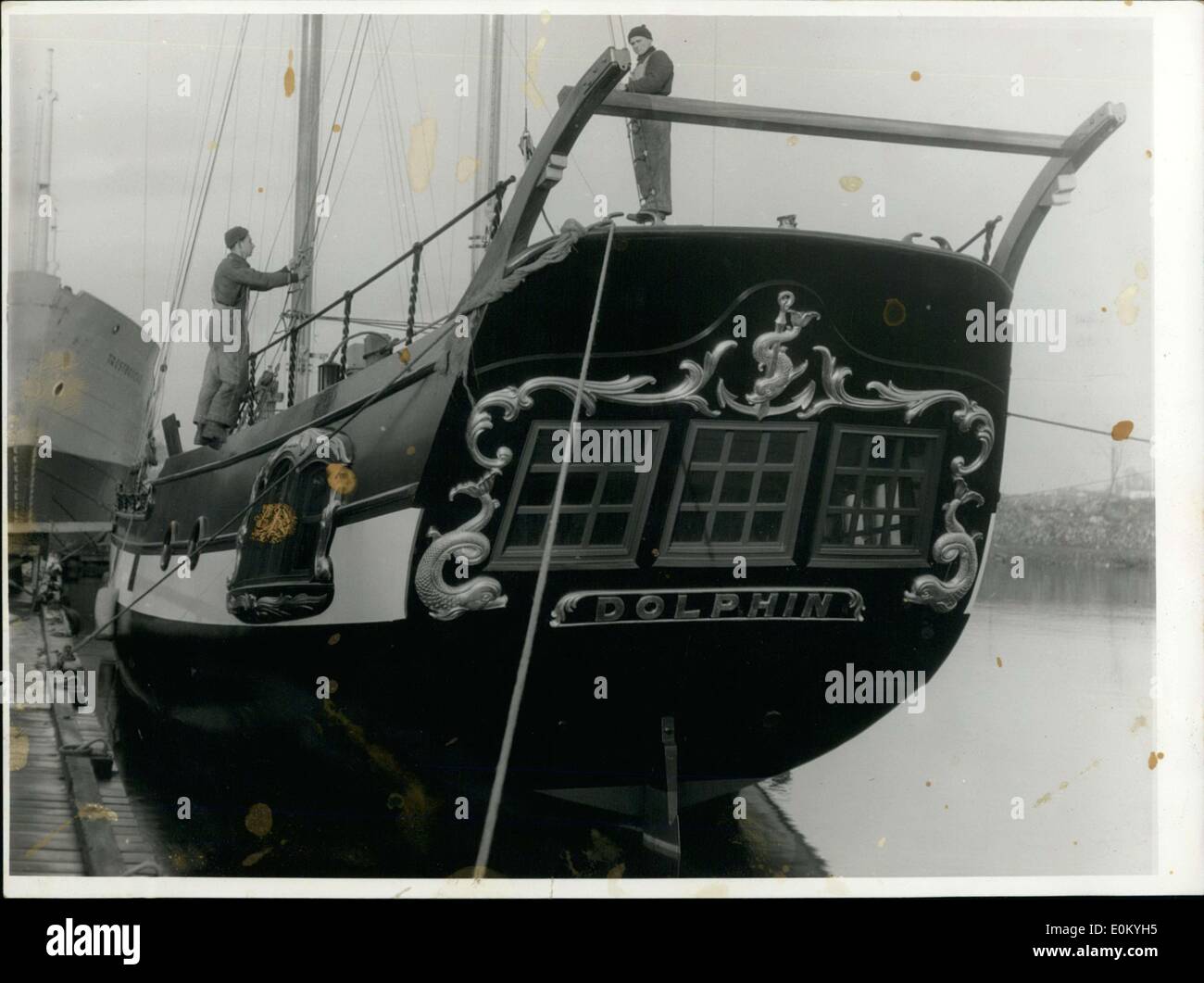 30 novembre 1952 - Le Dolphin, ici, a été construit par New York yacht designer Phillip L. Rhodes à Brême et son pont apparaît comme celle d'un navire du 17ème siècle. Le navire allait traverser l'Atlantique après l'hiver. Banque D'Images