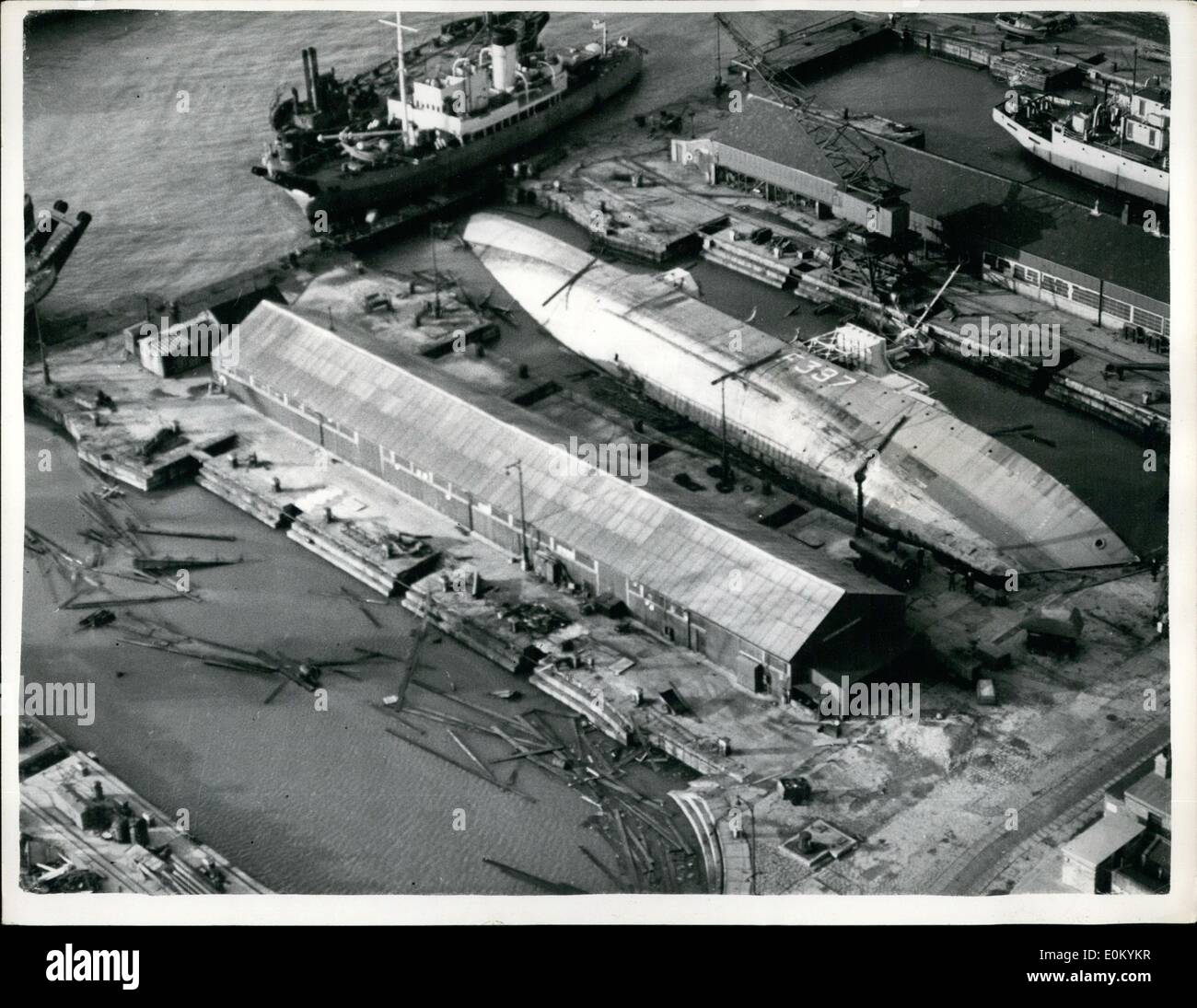 02 février 1953 - Inondations à Sheerness - Frégate Docks sur son côté- lavabo sous-marin : La photo montre la vue aérienne de ferrer la scène à Sheerness Docks - montrant une frégate couché dans son côté à demi submergée. Nottom bande gauche corner est l'endroit où le sous-marin Sidar a coulé. Station d'équipement lourd côté ha été éparpillés le long avec des éclats de bandes et caisses brisées - c'était une partie des dommages-intérêts laissés par les eaux lourdes. L'intéressée a été l'engin utilisé sur le film ''Morning de départ" Banque D'Images