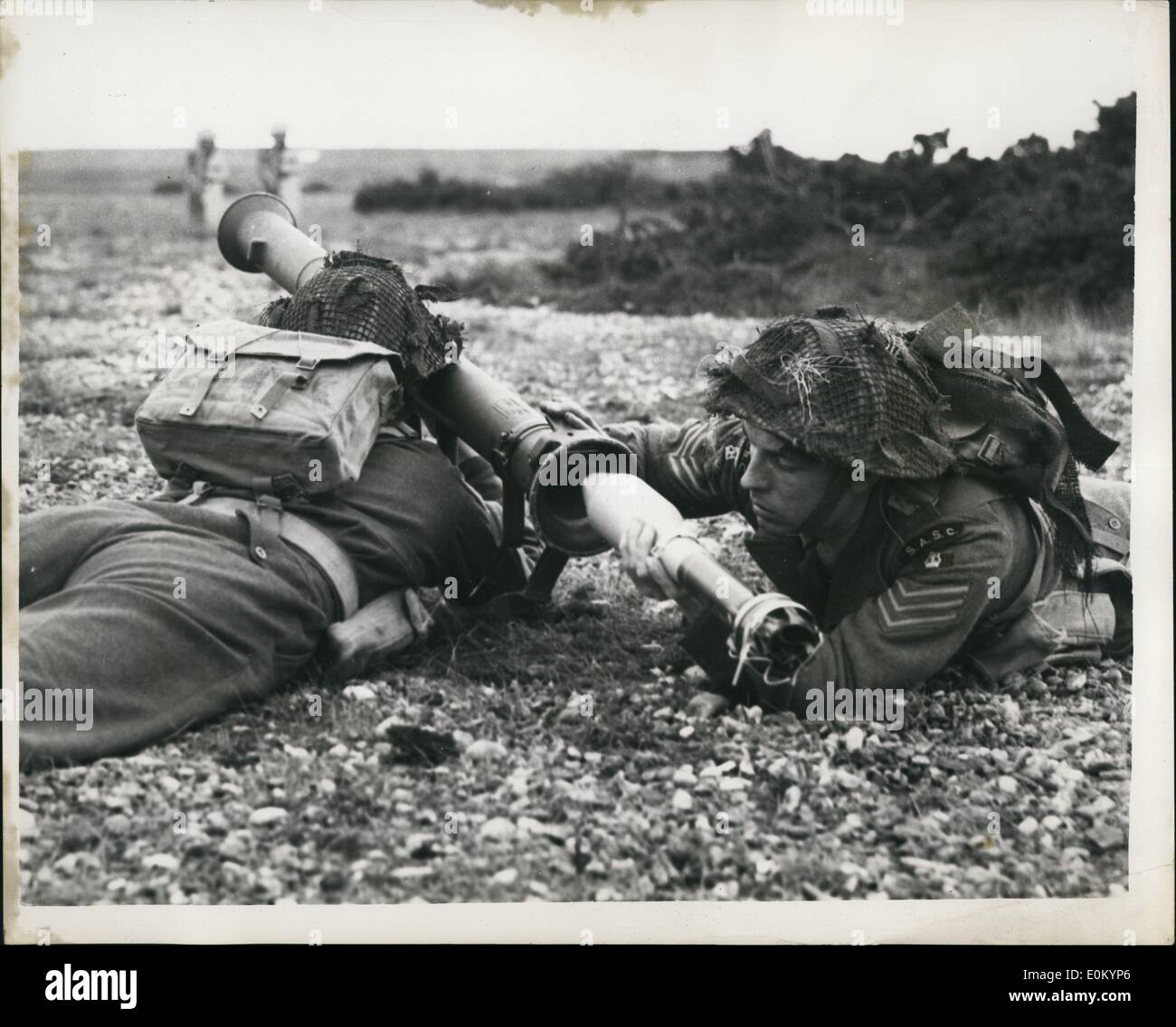 02 février 1953 - De nouvelles armes pour la démonstration de l'armée britannique un lance-roquettes à l'école de petit calibre. Elle a été annoncé aujourd'hui par le ministre de la guerre Monsieur Antony tête dans une déclaration au sujet de l'Armée estime - que le fantassin britannique est fourni avec un ''famille complète de nouvelles armes'' qui inclut une nouvelle grenade anti-char qui ne pèse que 21 czs. Avec une capacité de destruction égale à l'infanterie la plus puissante arme anti-tank de la dernière guerre. Il est projeté d'un infield Lee standard carabine. Il a également annoncé que les U.SA. 3 Banque D'Images