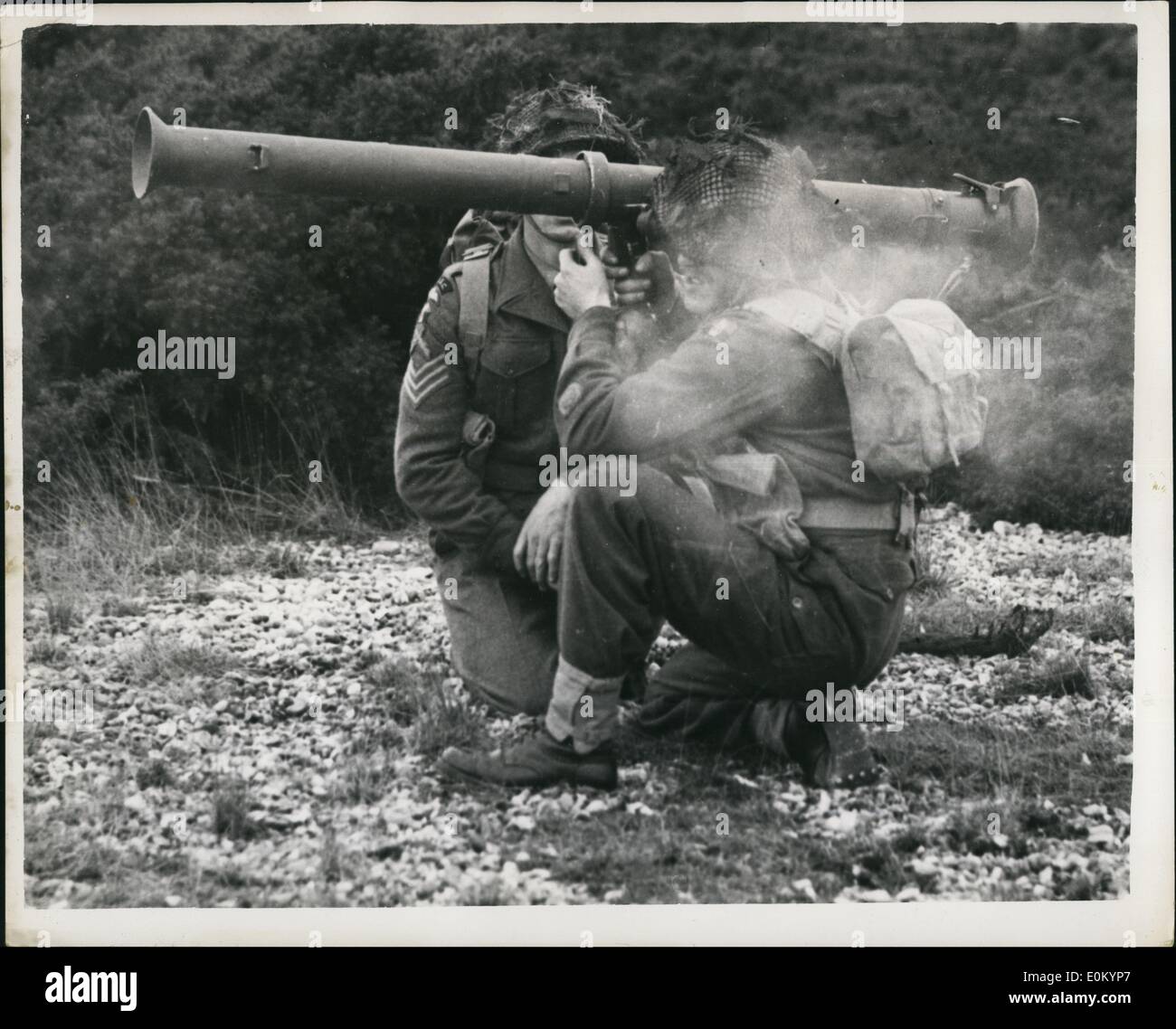 02 février 1953 - De nouvelles armes pour la démonstration de l'armée britannique un lance-roquettes à l'école de petit calibre. Elle a été annoncé aujourd'hui par le ministre de la guerre Monsieur Antony tête dans une déclaration au sujet de l'Armée estime - que le fantassin britannique est fourni avec un ''famille complète de nouvelles armes'' qui inclut une nouvelle grenade anti-char qui ne pèse que 21 czs. Avec une capacité de destruction égale à l'infanterie la plus puissante arme anti-tank de la dernière guerre. Il est projeté d'un infield Lee standard carabine. Il a également annoncé que les U.SA. 3 Banque D'Images
