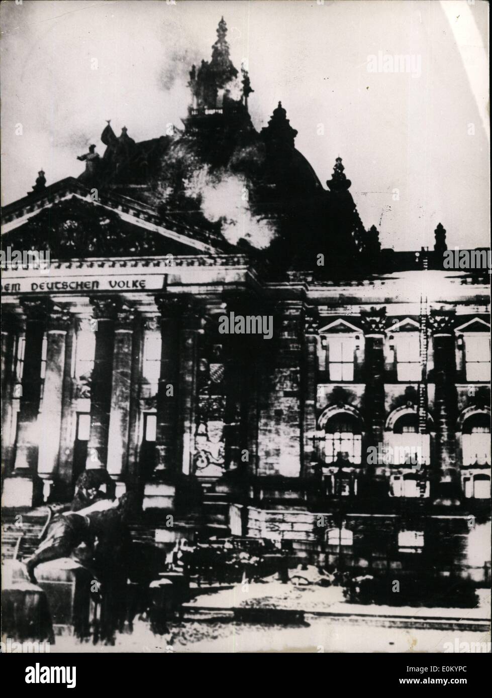 02 février 1953 - Reichstagtag Burning!: Lorsque cette nouvelle est passée par le monde le 27 février 1933, beaucoup d'entre nous l'ont pris comme un présage que les nouveaux dirigeants de l'Allemagne a envoyé la démocratie parlementaire en jeu. Pour Hitler et ses disciples, le Reichstag allemand en feu (bâtiment de l'ancienne Assemblée nationale allemande) était la ''lumière brûlante d'un nouveau discours dans l'histoire du monde'' un spectacle qui a été mis en scène pour annoncer le début du troisième Reich. Pour l'Allemagne démocratique, cependant, c'était un début de tyrannie et de désastre pris o Banque D'Images