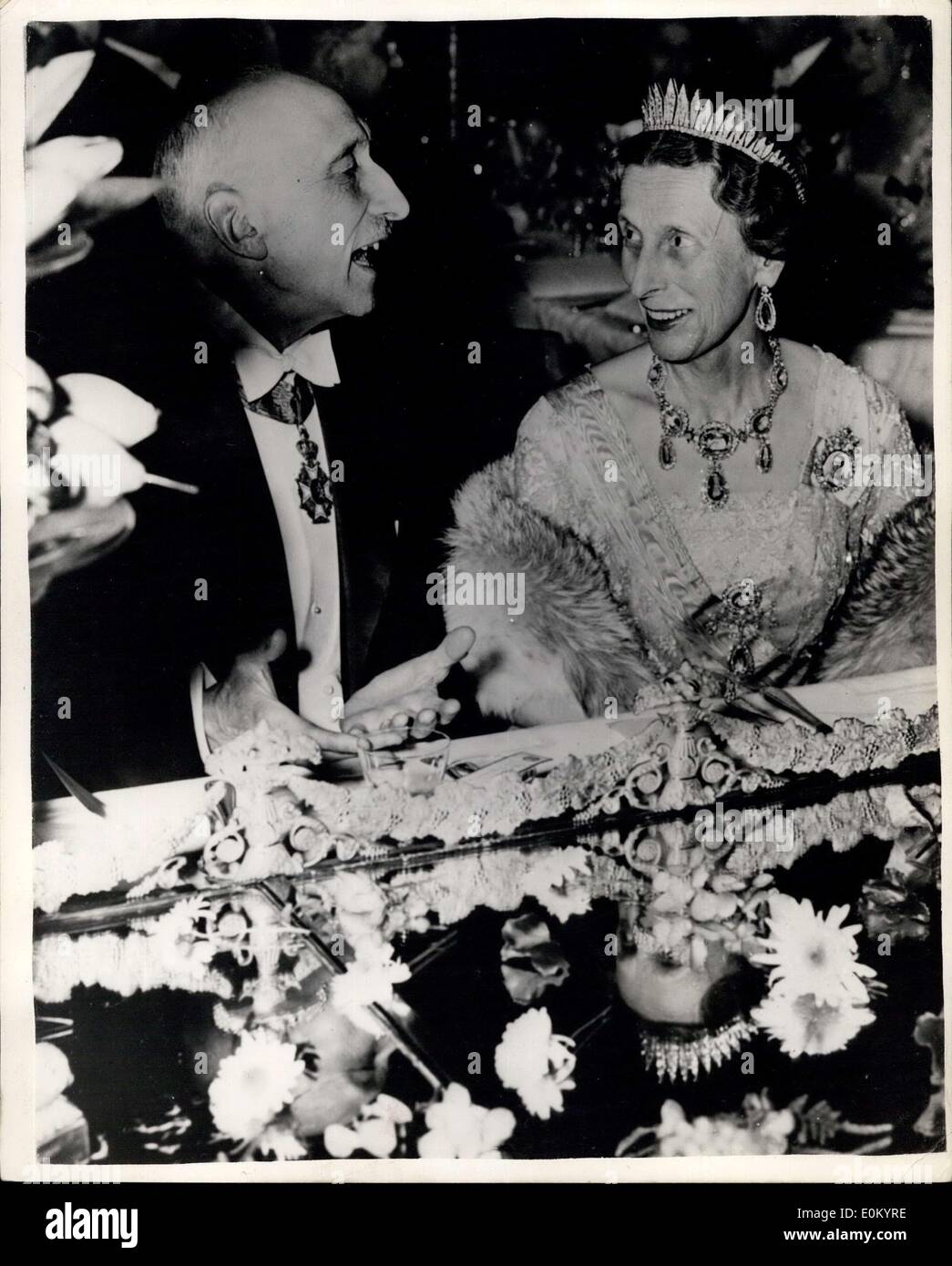12 déc., 1952 - Le Roi Gustave de Suède présente le Prix Nobel : Le roi Gustave Adolphe de Suède effectué la cérémonie de remise Banque D'Images