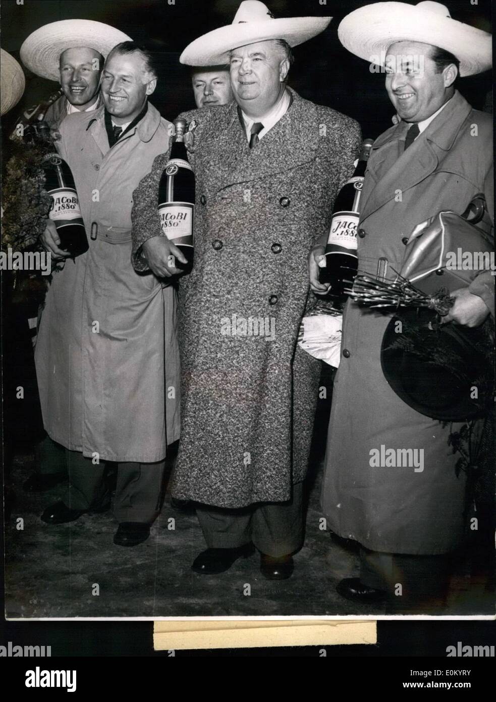 Le 12 décembre 1952 - Français Mexique Racing team à la maison : la réussite de l'équipe de course allemand qui a participé à l'III. Carrea Pan-Americana, hier, est arrivé par avion à la base aérienne d'Echterdingen Stuttgart où ils ont reçu un accueil chaleureux. L'image montre de gauche à droite : Klenk, Karl Kling, gestionnaire Neubauer et Hermann Lang, la victoire de l'équipe de course Mercedes-Benz allemand qui a remporté le III Carrea Pan-Americana. Banque D'Images