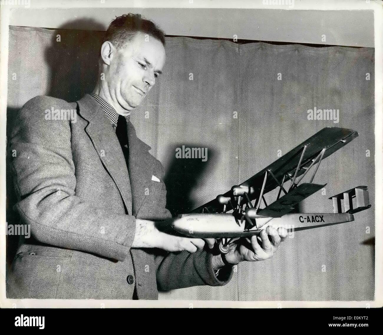 Le 12 décembre 1952 - Il a conçu le plus grand bombardier. M. Reginald Soencer Stafford : l'homme qui a conçu la H.P. 80, l'élite. L'homme est M. Regiinald Spencer Stafford, 49 ans, concepteur en chef pour Handley Page. Et l'avion s'est tenue hier à son domicile était l'avion Ruislip il a tenu hier à Hannibal était le plus grand et le plus luxueux en avion de 1931. À ce moment M. Stafford était chef Pages Hendley acero-dynamist. Banque D'Images