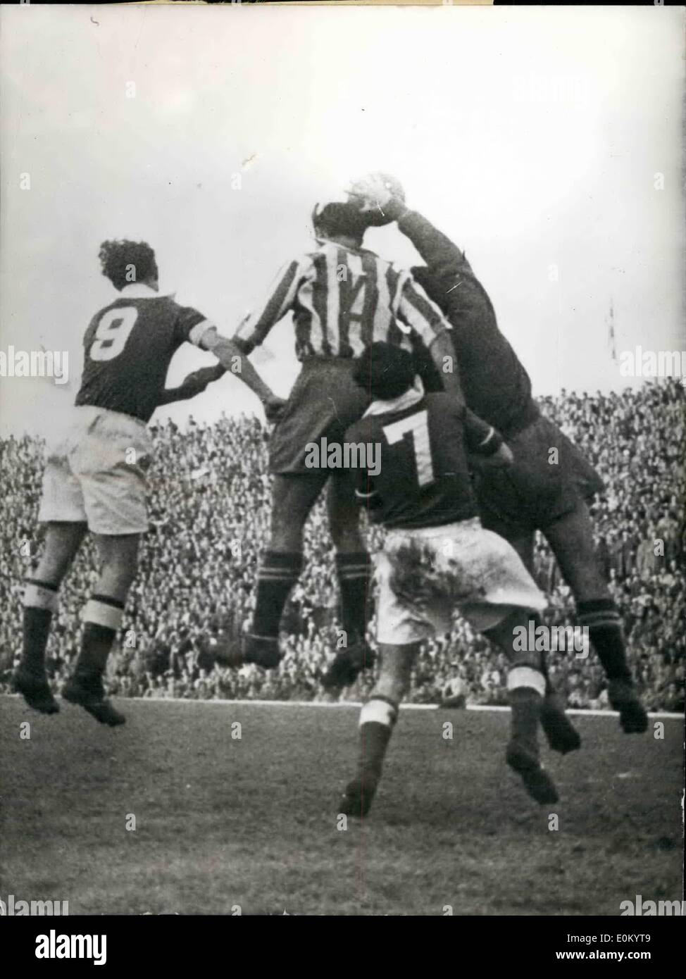 Le 12 décembre 1952 - L'Atletico Madrid bat le Tennis Borussia 4:2. Devant 30 000 spectateurs, l'équipe du Tennis Borussia tente de surpasser la brillante équipe de l'Atletico Madrid. C'était pour rien même si, comme l'Atletico Madrid a gagné 4:2. Sur la photo : A turbulent et dangereux Banque D'Images