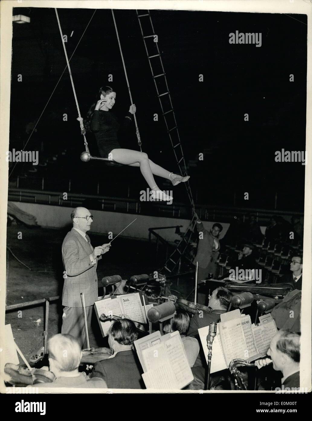 Le 12 décembre 1952 - son point de vue sur le groupe ''Pinito'' le plus audacieux de l'audace des jeunes filles sur le trapèze volant ; l'une des stars de la Tom Arnold Circus Harringay cette année est Pinito, probablement le plus audacieux de tous les jeunes filles de l'audacieuse trapèze volant. Elle est originaire des îles Canaries et exécute son geste sur un trapèze de 60 pieds sans filet. Elle pivote dans tous les sens et même se dresse sur sa tête sur la barre d'acier. Elle dit qu'elle n'a pas besoin d'un filet pour son jeune mari espagnol Del Oro est toujours en main pour briser sa chute doit-elle apparaître en danger Banque D'Images