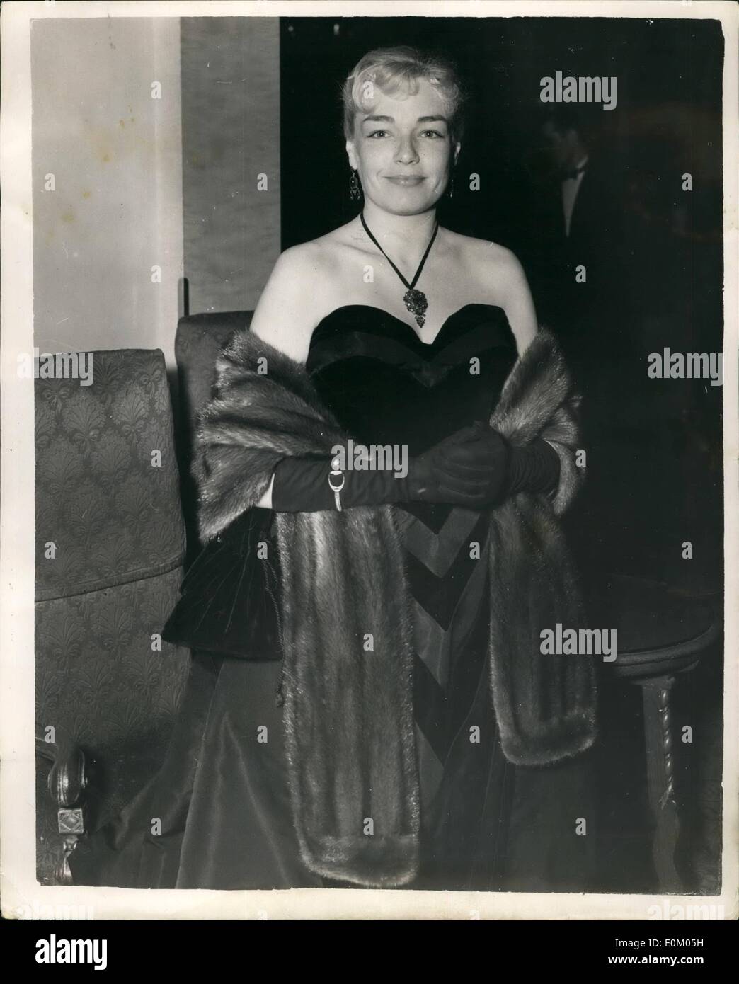 02 février 1953 - Festival du Film Français à Londres. La photo montre la star du cinéma français : Simone Signoret arrivant au Rialto Cinéma, Londres, de la performance de ''Les Belles de nuit'' dans le cadre du Festival du Cinéma français actuel. Banque D'Images