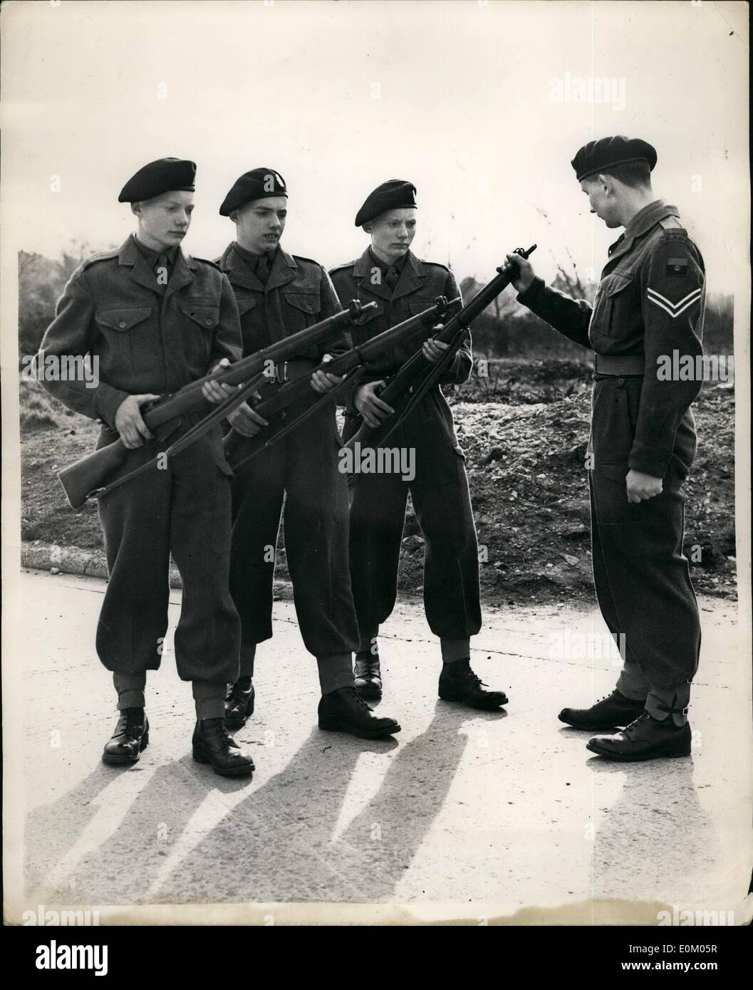 10 févr. 02, 1953 - Des Triplés sur le Service National.. L'inspection des bras... Triplés Dennis, Allan et Brian Kirby causer tout un casse-tête pour les sergents - quand ils ont commencé leur service national training à Blackdown, Hants., récemment.. Ils ont 18 ans et viennent de Stratford, London - et se ressemblent comme ''les petits pois dans une cosse''... Photo : Keystone Press- bras Port à l'Inspection - sous l'œil attentif du Cpl. T. Garvey sont vus de gauche à droite :- Dennis, Allan et Brian Kirby - au n° 1. Bataillon de formation, R. A.O.C., Blackdown, Hants. Banque D'Images