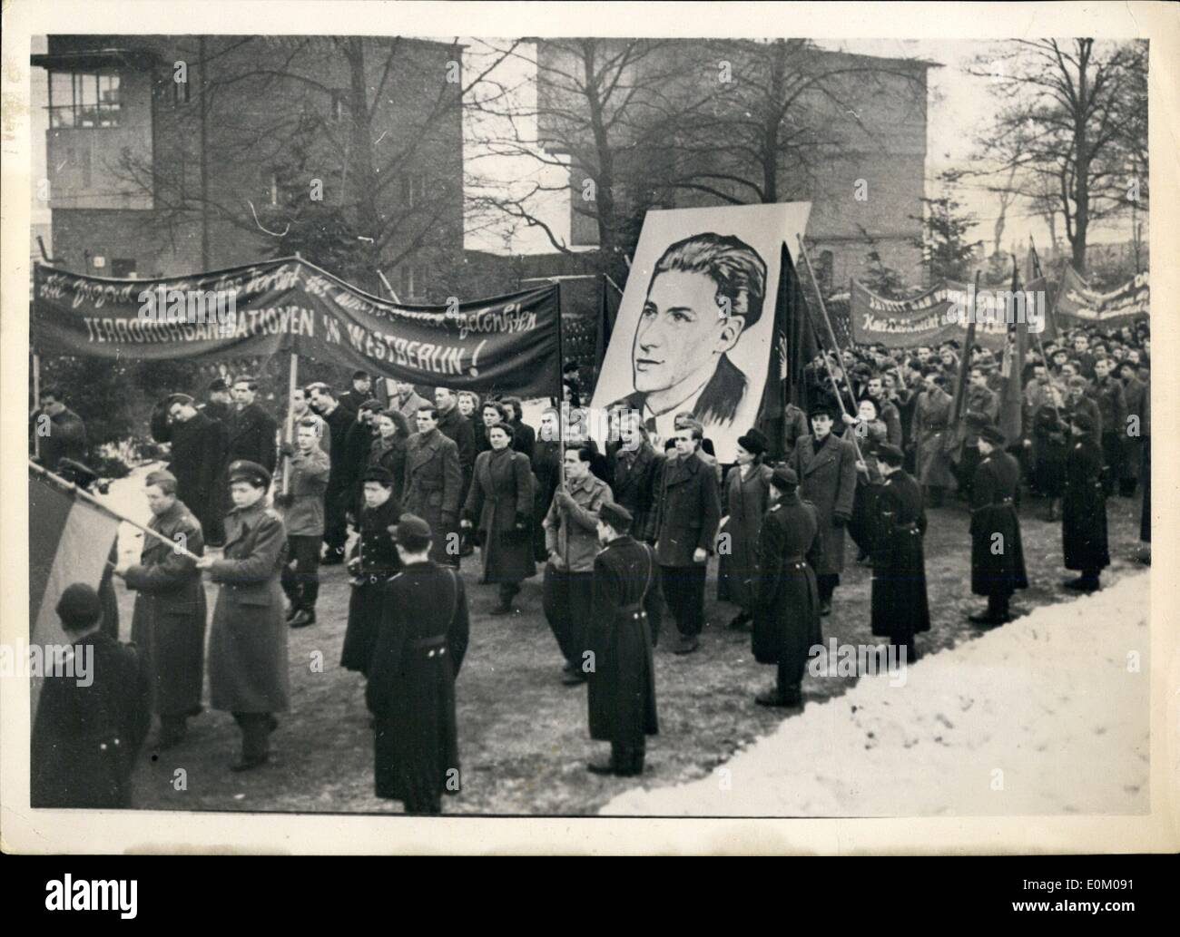 01 janvier, 1953 - l'est pour démontrer les Berlinois Juifs assassinés communistes allemands : En même temps que les Juifs étaient persécutés par les Soviets dans tous les États communistes - le Gouvernement de la RDA - l'Est de l'Allemagne dans ''Mémoire'' de deux communistes allemands bien connus - assassiné il y a 34 ans, Karl Liebknecht et Rosa Luxemburg. Un grand défilé a eu lieu dans les rues de la ville à laquelle les images du Parti Communiste ''Martyrs'' ont été effectués. Le président de l'Allemagne de Pieck a prononcé un discours qui a effectué l'habitude de l'Ouest soviétique dénonciations Banque D'Images