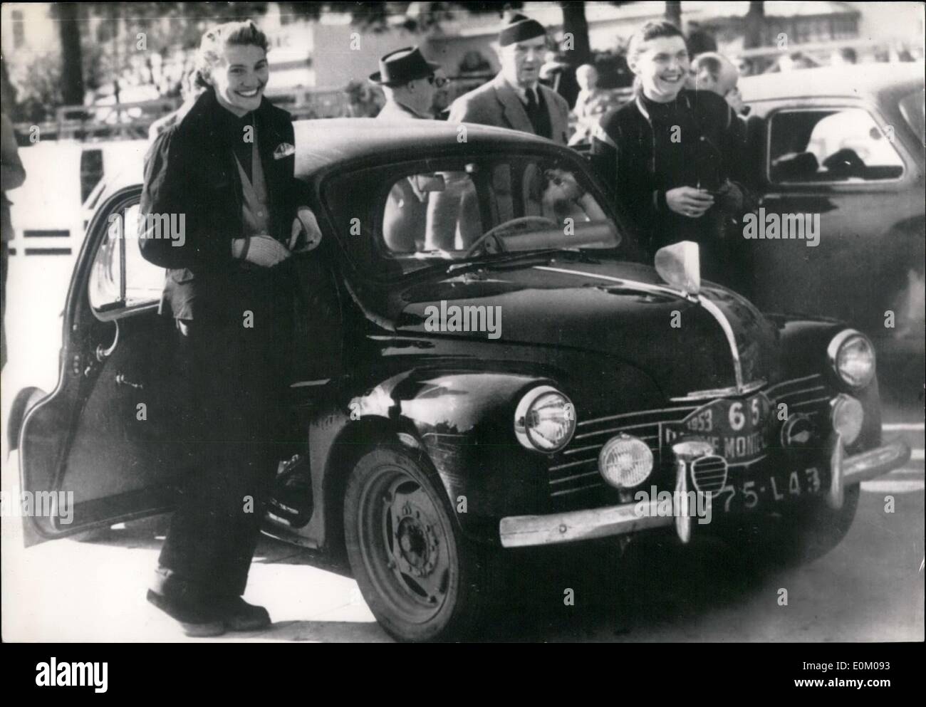 01 janvier 1953 - Rallye de Monte Carlo : Fist arrivées la dame française MMEs équipe Pochon Terray conduisant une voiture Renault photographiés à leur arrivée à Monte Carlo ce matin. Banque D'Images