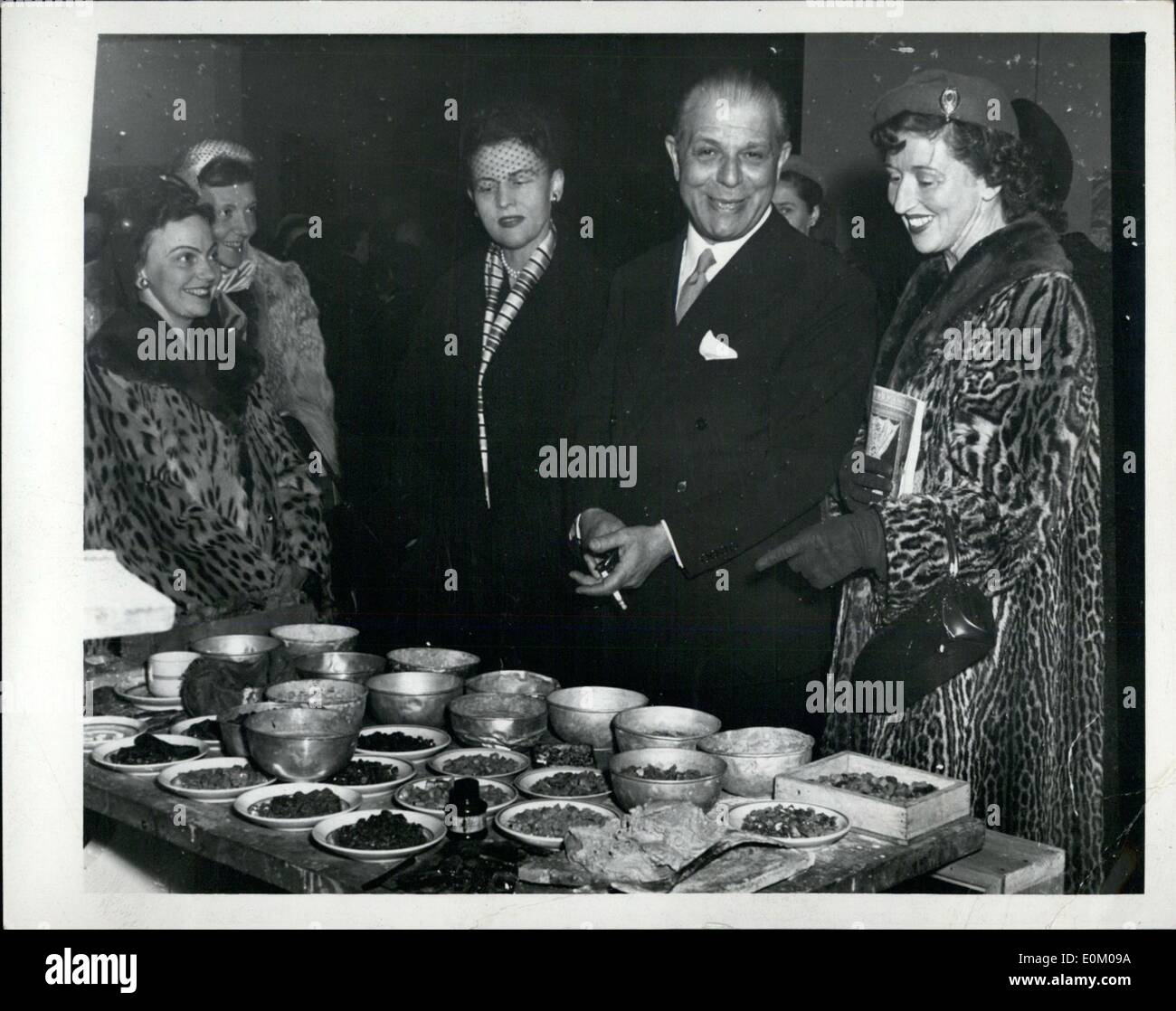 01 janvier 1953 - Le Nain : Exposition à jour le nain, l'exposition a été ouverte au Kunstnernes Hus à Oslo.L'exposition qui se compose de 1500 ans de mosaïques seront aussi présentés à Stockholm et Copenhague. L'image montre le ministre italien à Oslo, à l'ouverture de l'exposition de la mosaïque d'aujourd'hui. Banque D'Images