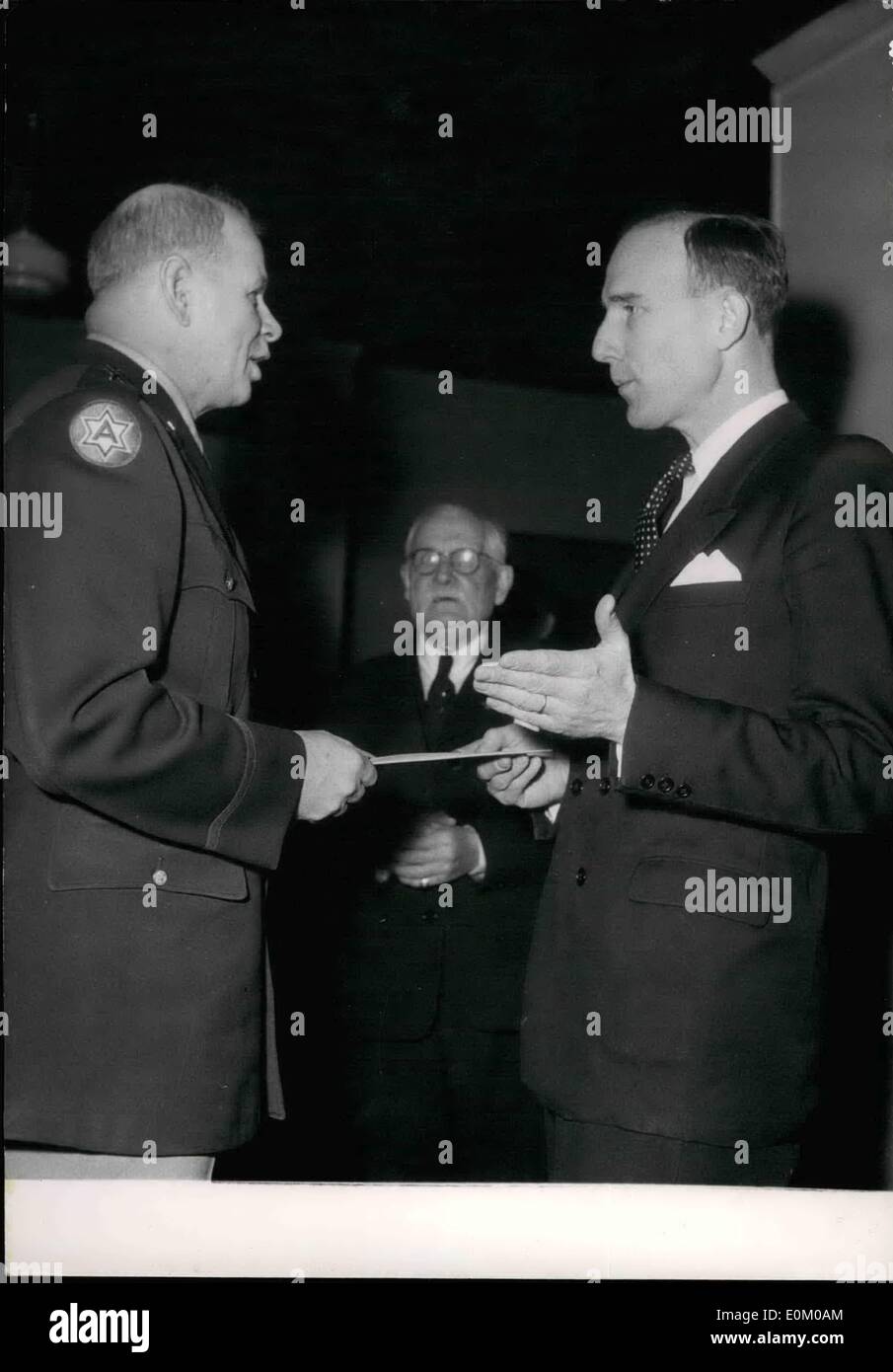 01 janvier, 1953 - Le général américain fait don de 1 300 $ à T.B. Ligue. Général Samuel F. Sturgis remettant le chèque à M. Leduc, Banque D'Images