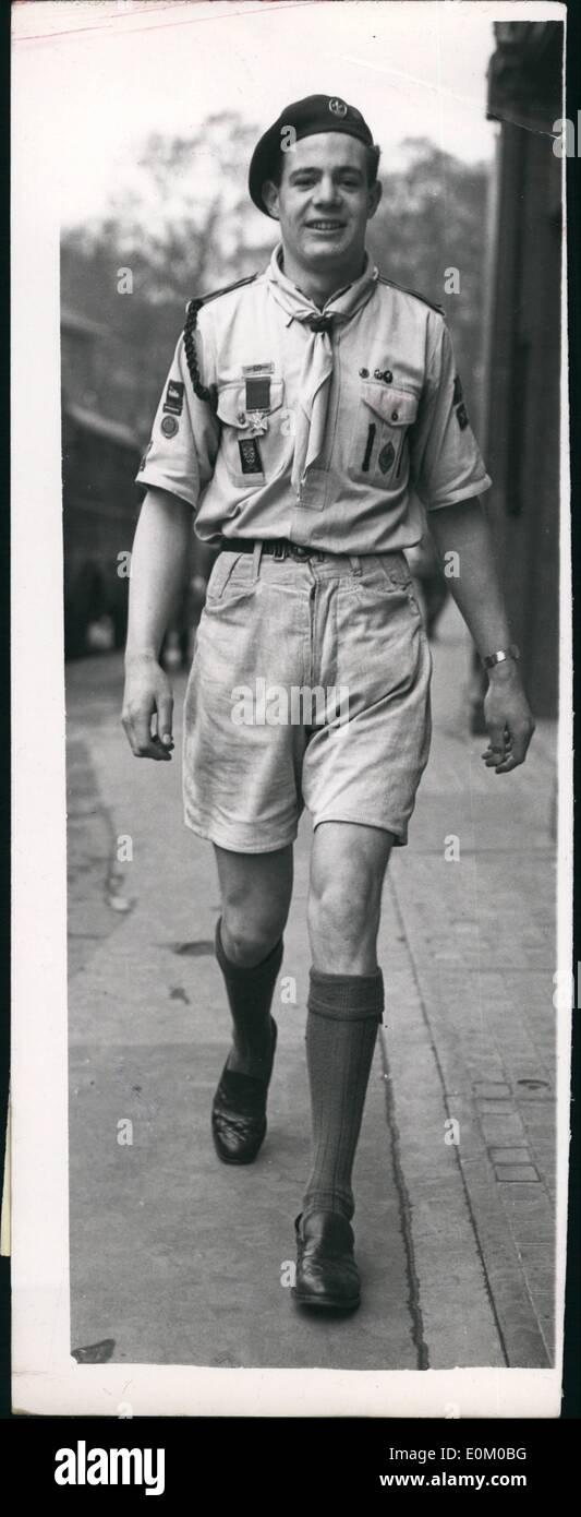 02 février 1953 - Il est de représenter le Mouvement Scout à Coronation.. Scout de la reine David Harrison de Londres.. Dix-sept ans, David Harrison de Battersea, Londres a été choisi par le Chef Scout pour représenter l'ensemble de mouvement Scout dans l'abbaye de Westminster au couronnement de service.. Il est titulaire de la Croix d'argent des courage.. En tant que chef de patrouille à l'âge de 14 ans, il a sauvé un garçon de 10, de la Tamise à Richmond, Surrey.. Photo : Keystone montre- Scout de la Reine David Harrison arrivant à l'Éclaireur H.Q. Banque D'Images