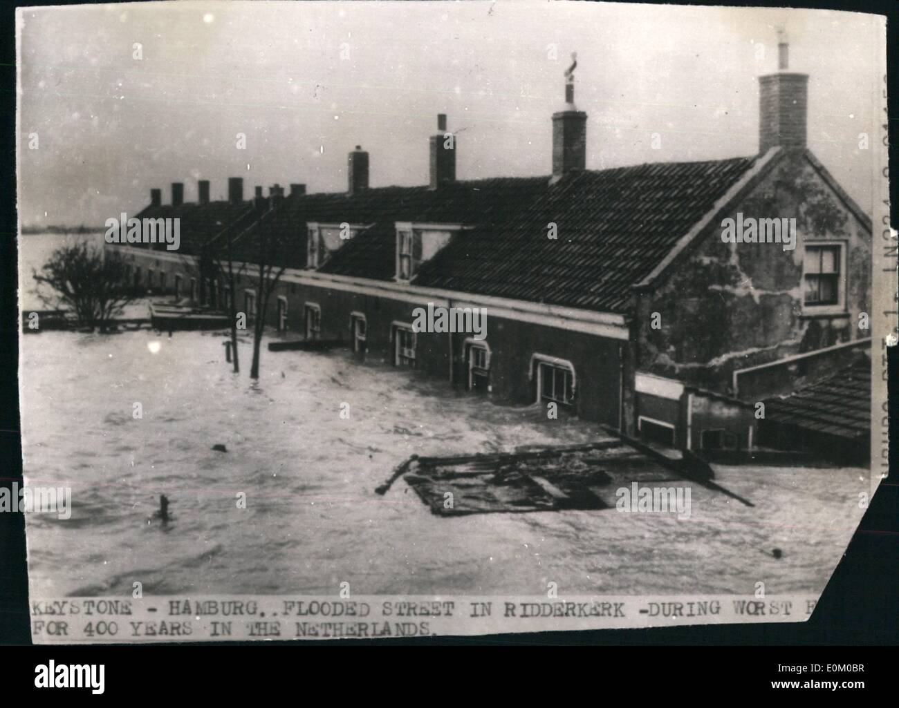 02 février 1953 - inondations en Hollande. Hambourg.. Rue inondée à Ridderkerk - au cours de pires inondations depuis 400 ans aux Pays-Bas. Banque D'Images