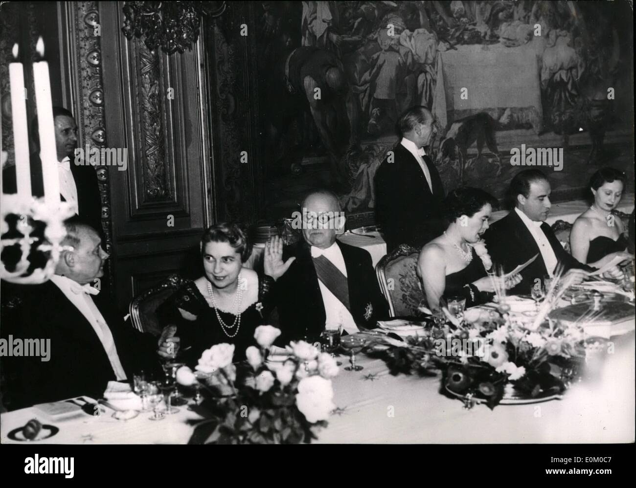 02 février 1953 - Réception de l'Élysée Palace : assis à la table Banquest de gauche à droite : M. Le troquer, Mme Mayer, épouse du Premier ministre René Mayer, Président Auriol, MME Coste FLoret, Bonnefous et Madame Buron au cours de la réception tenue à l'Elysée en honur des membres du gouvernement et de l'état. Banque D'Images