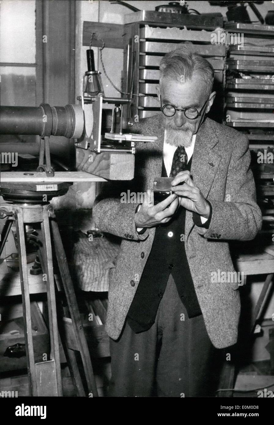 10 févr. 02, 1953 - inventeur français vend des ''Cataphot'' brevet à 20e siècle : le Professeur Henri Chrétien photographié dans son Workshop-Laboratory à Nice.Il a vendu le brevet d'Cataphot (films en relief) à la 20e siècle. Banque D'Images