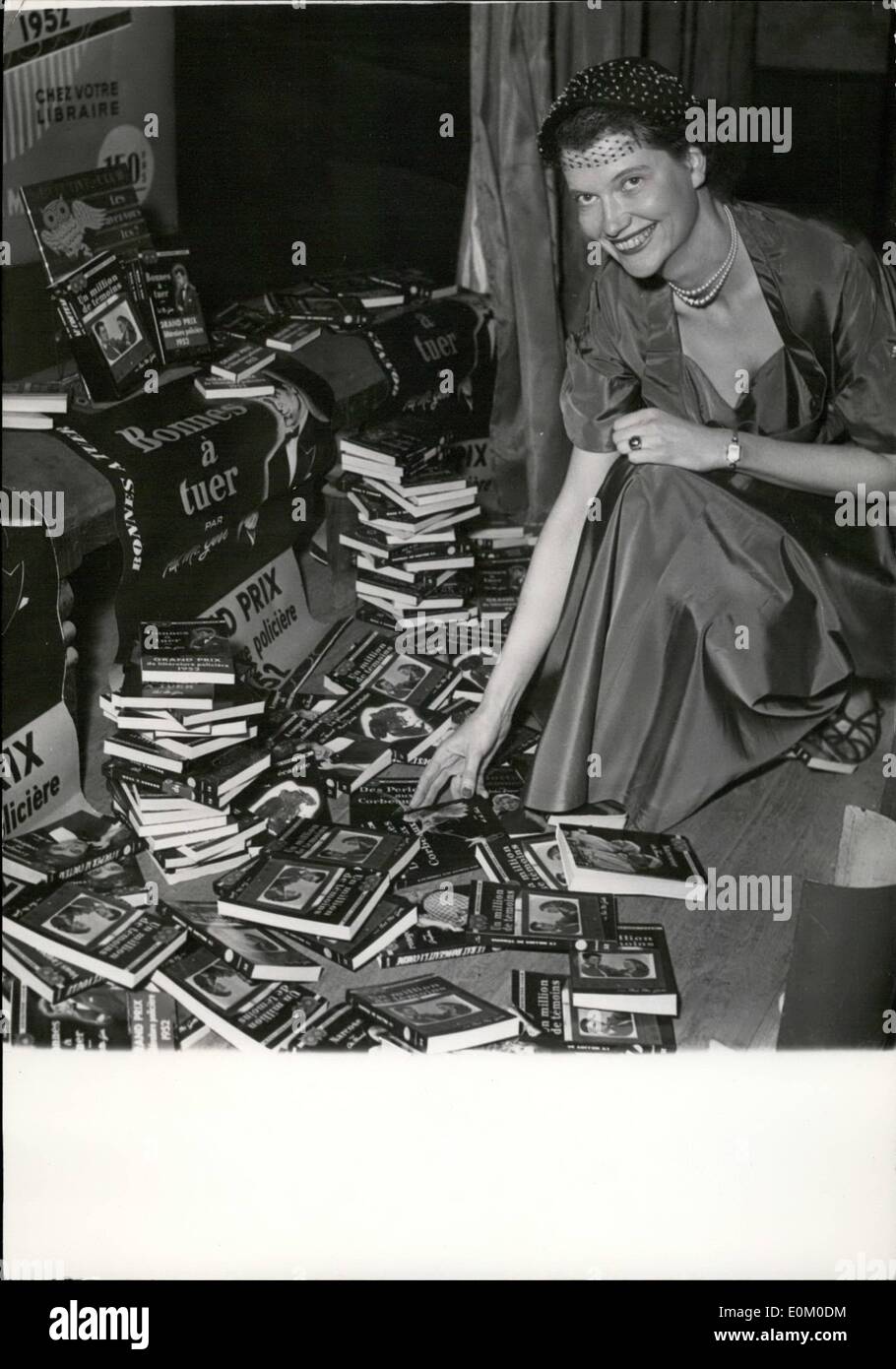 10 févr. 02, 1953 - Pat Mac rait des autographes son dernier roman dans un night club de Paris : Pat Mac, l'rait histoire de détective américain célèbre écrivain semble amusé de voir tous les exemplaires de la traduction française de ses romans '' un million témoin'' qu'elle a dédicacé à la ''Crazy Horse'', une célèbre boîte de nuit de Paris. Banque D'Images