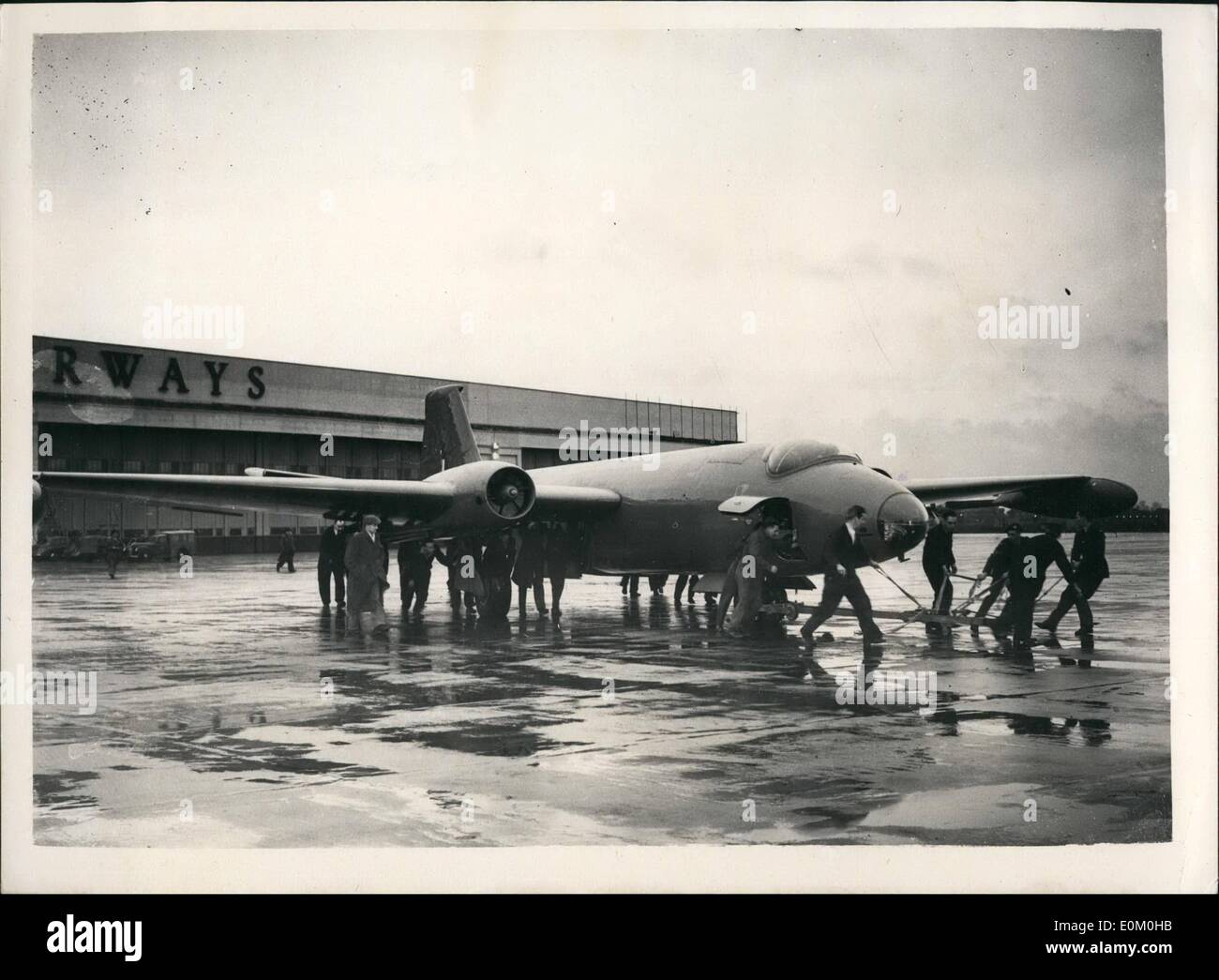 01 janvier, 1953 - L'avion Canberra sur tentative de sortir de Londres à l'Australie. Un vol de jour de l'espoir. Vol piloté par le Lieut. L.M. Whittington (29) et dirigé par le juge, le Lieutenant de vol Brown (28) l'approvisionnement du Ministère Bomber Jet Canberra quitta Londres Aéroport ce matin sur une tentative de créer un nouveau Londres à Darwin (Australie). La machine, un avion de reconnaissance photographique, connu sous le nom de P.R. Mark III est capable d'atteindre une vitesse bien supérieure à 600 miles par heure de vol et à 13 kilomètres de haut. La présente notice de 45 heures 35. minutes a été créé par une de la R.A.F. En 1946, Lancaster Banque D'Images