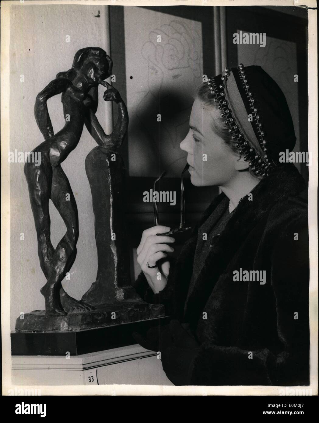 01 janv., 1953 - Matisse Sculpture sur show : Une exposition de la sculpture de Matisse, se tiendra à la Tate Gallery à partir de demain, vendredi, jusqu'au 22 février. C'est la première fois que sa sculpture, à l'exception d'une des pièces isolées, a été vu ici. Photo montre Mme Denys Sutton, de Belgravia, à pensivement à ''bronze''-Serpentine. Mme Sutton portait une tête rouge et noir roman hugging hat, décoré de trois rangées de billes de métal d'odeur. Banque D'Images