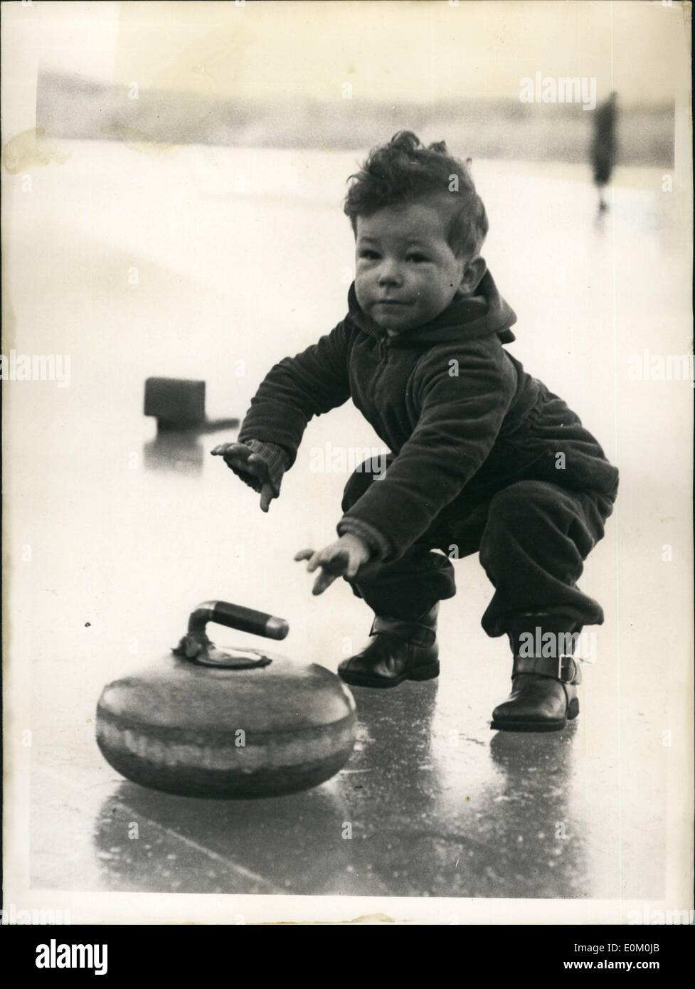 01 janvier 1953 - David s'essaie au sports d'hiver curling viennent à Aberdeen. Photo montre deux ans David Bain de Dinnet, habillé pour l'occasion ''a un rendez-vous'' lors d'un concours de Curling Curling du Deeside. Association sur Dinnet, Lech, l'Aberdeenshire. Banque D'Images