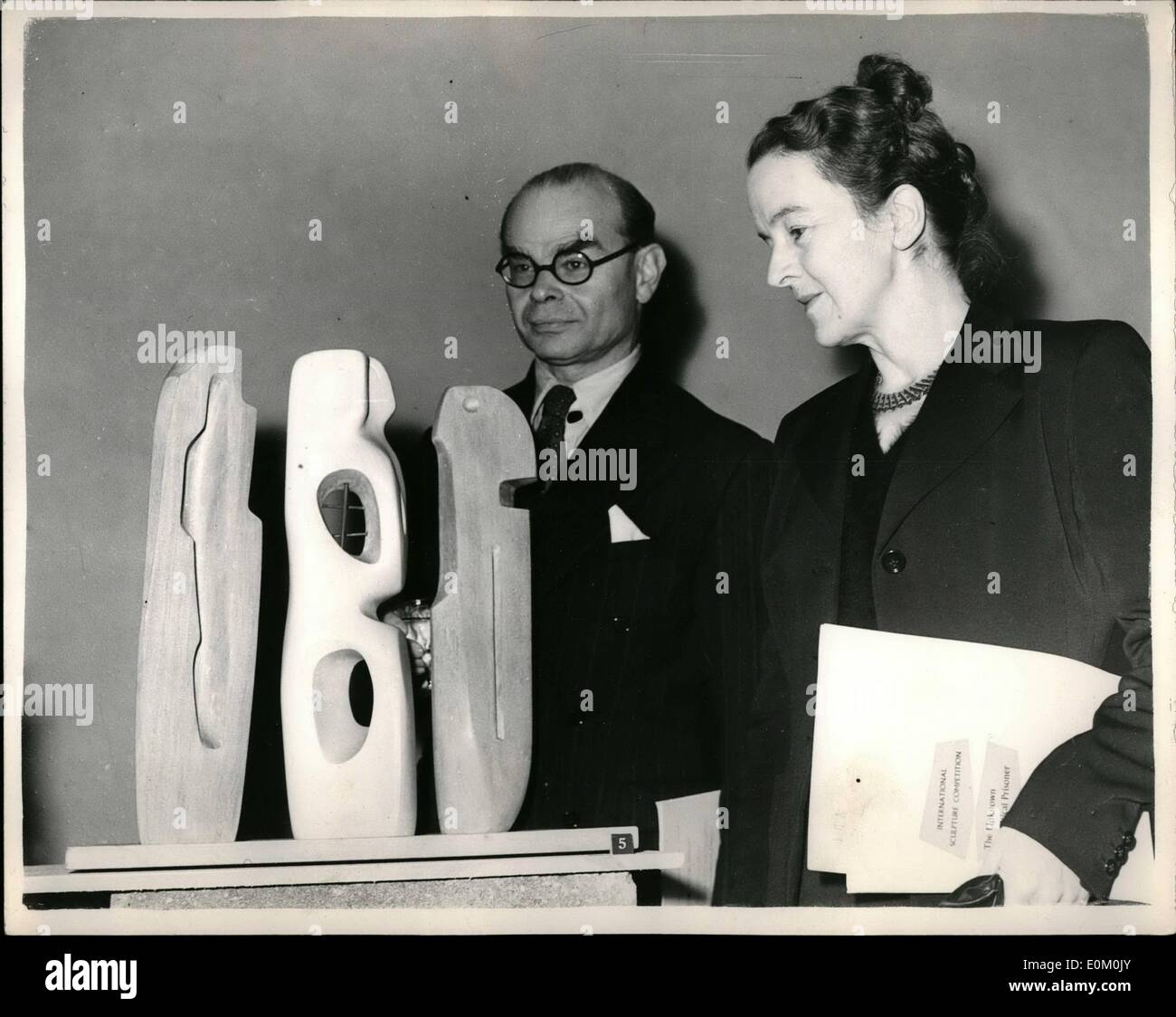 01 janvier 1953 - vernissage de la Britannique sélectionné Entrées pour le concours de sculpture international : une vue privée a eu lieu à la New Burlington Galleries cet après-midi des douze entrées britannique qui ont été choisis pour représenter la Grande-Bretagne dans le monde - Concours de sculpture organisé par l'Institut d'art contemporain de Londres. Plus de 3 500 entrées provenant de 57 pays ont été reçues - et le gagnant recevra 11 500. Le thème du concours est ''Le prisonnier politique inconnu''. Photo montre Barbara Hepworth de St Banque D'Images