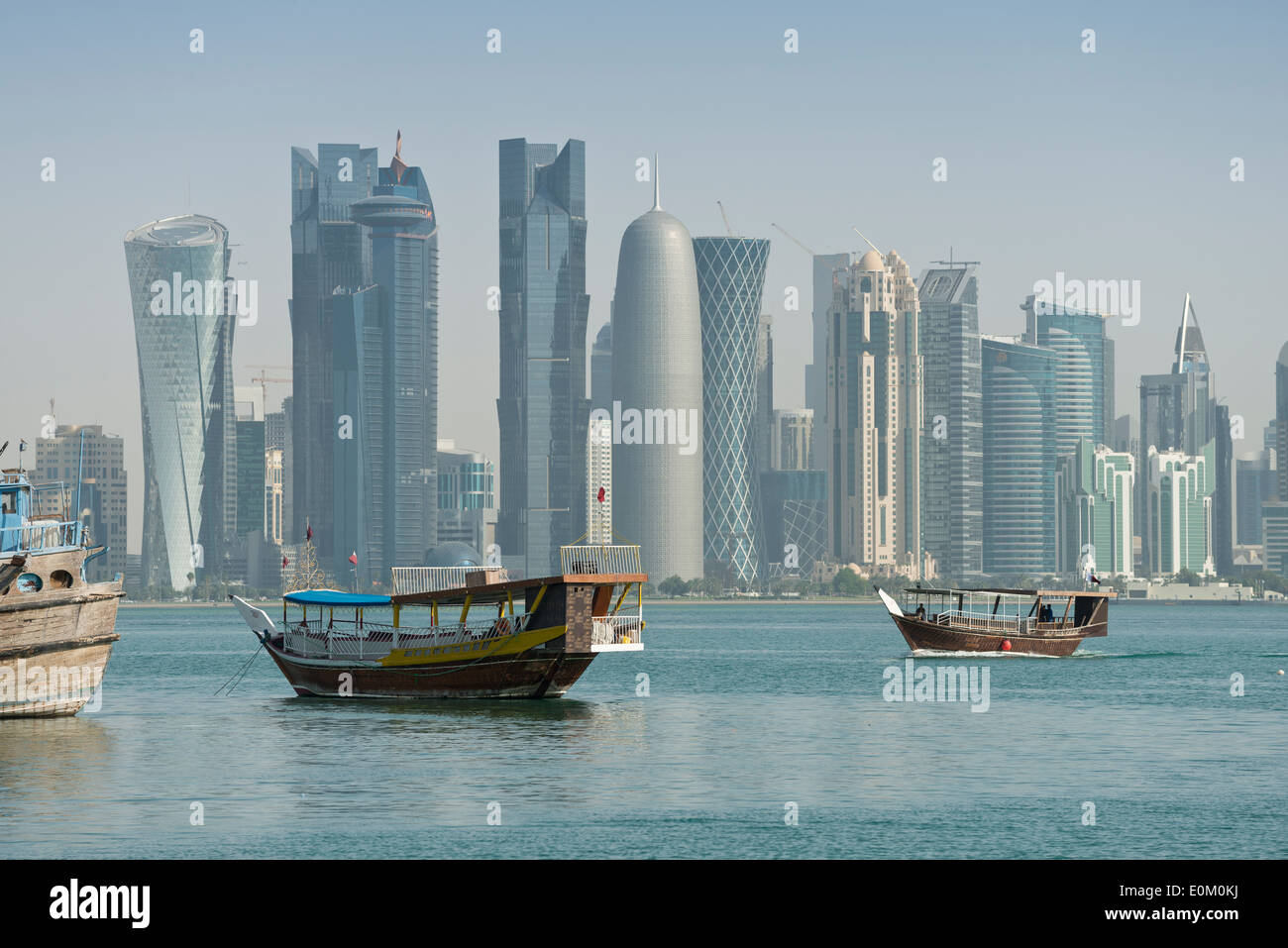 Doha. Le Qatar. Les boutres traditionnels et des gratte-ciel de la ville de West Bay. Banque D'Images