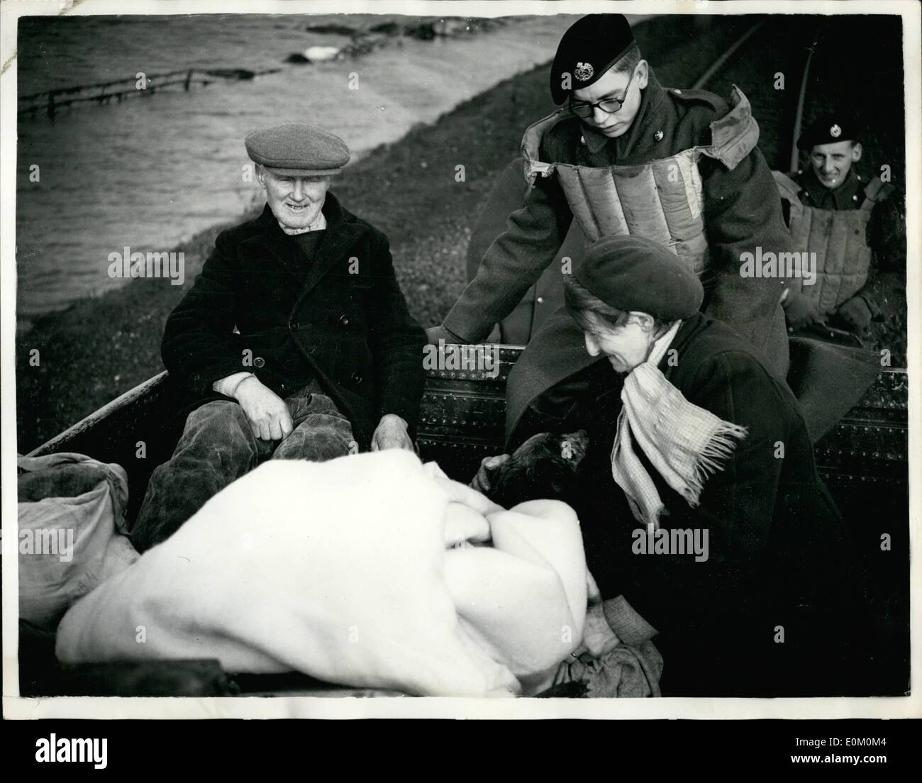 10 Fevr 02 1953 Des Scenes Crues A Sittingbourne Kent Joyeux Anniversaire Pour Mme Statham Photo Montre Soixante Deux Ans M Statham Et Sa Femme 58 Assis A L Arriere
