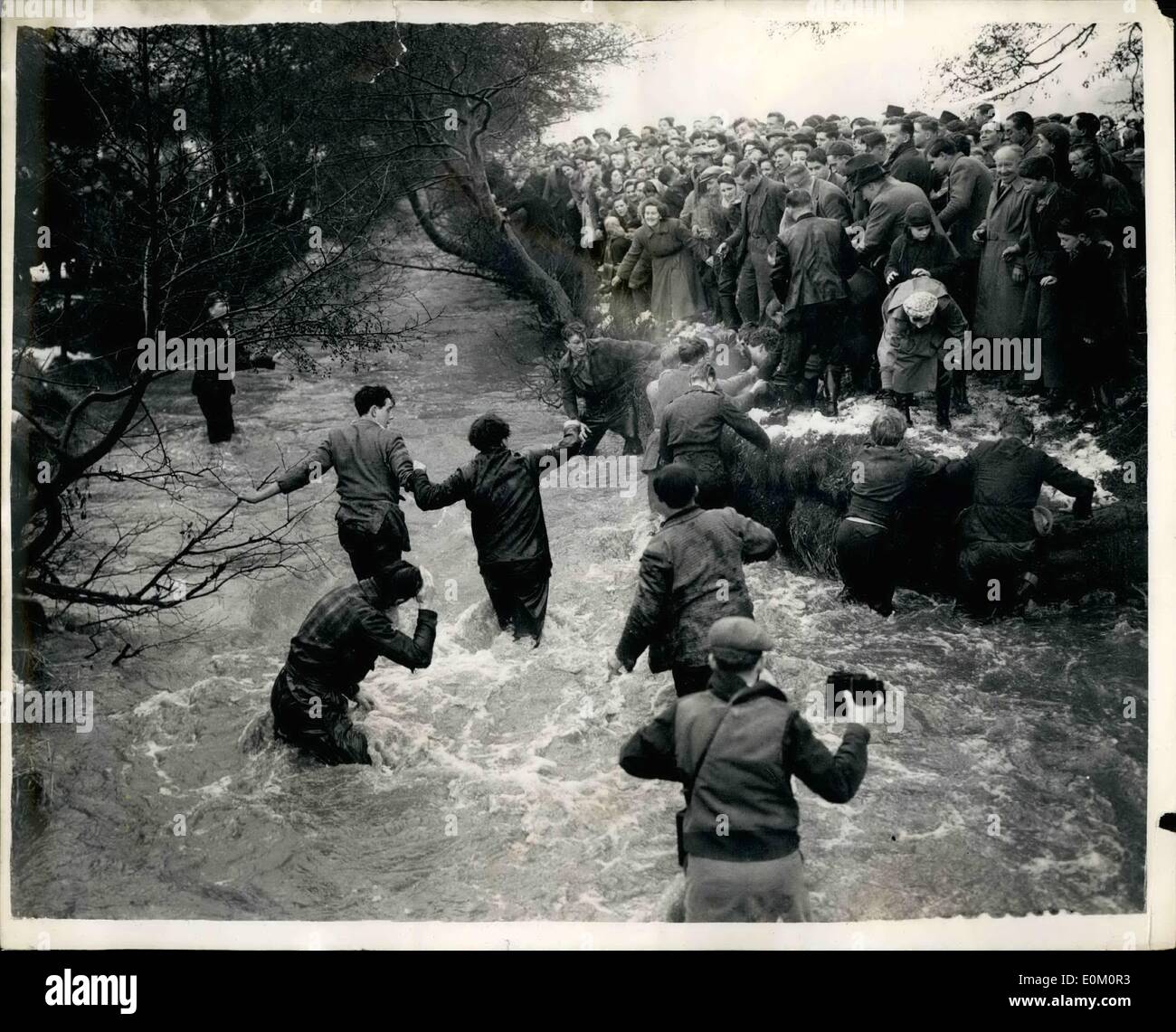 18 février, 1953 - 18-2-53 L'appel, il est à un match de football ..Jeu Annuel Mardi Gras à Ashbourne Dorset. Mardi Gras est le jour pour le match de football annuel entre deux parties de villageois à Ashbourne, Dorset. Les villageois se constituer en deux équipes et le travail est d'obtenir le foot à une extrémité du village ou l'autre de marquer un but . Ils commencent dans le centre de Henmore Brook et c'est tout un problème pour déplacer le ballon de l'omble de commencer Banque D'Images