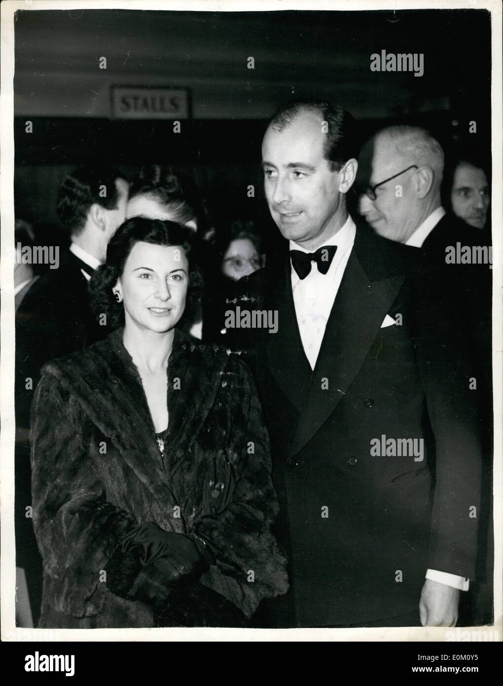 01 janv., 1953 - célèbre pilote d'attende, Premiere Film Meville duc et son épouse, Keystone Photo montre-- test Pilot Neville duc et son épouse vu lorsqu'ils sont arrivés à l'Odéon, Loicester Square, hier soir, pour les premiers ministres de la ''Net' Banque D'Images