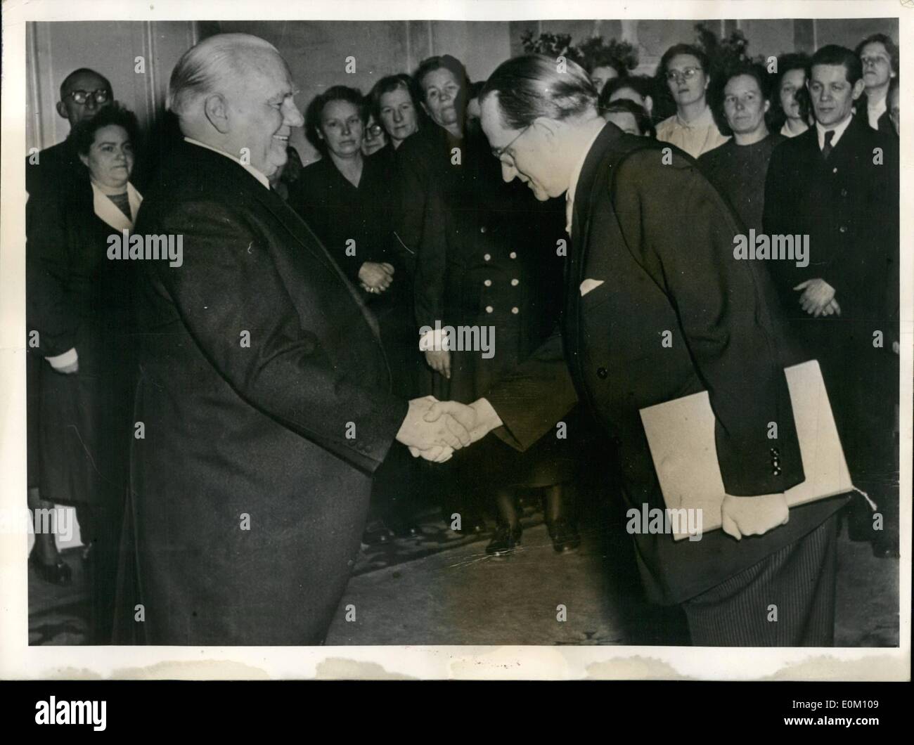 01 janv., 1953 - ''père de l'unité allemande'' célèbre son 77e anniversaire. : deux jours avant le 77e anniversaire d'Adenauer, Wilhelm Pieck, État allemand est le président, a célébré son 77e anniversaire, aussi. Dans Berlin-Niederschcenhausen, siège de son gouvernement, Pieck a reçu les félicitations du gouvernement est-allemand, de l'Allemagne de l'est parti communiste et de tous les diplomates accrédités en Allemagne de l'Est. (Ce sont presque des diplomates des pays fer Curatin) Banque D'Images