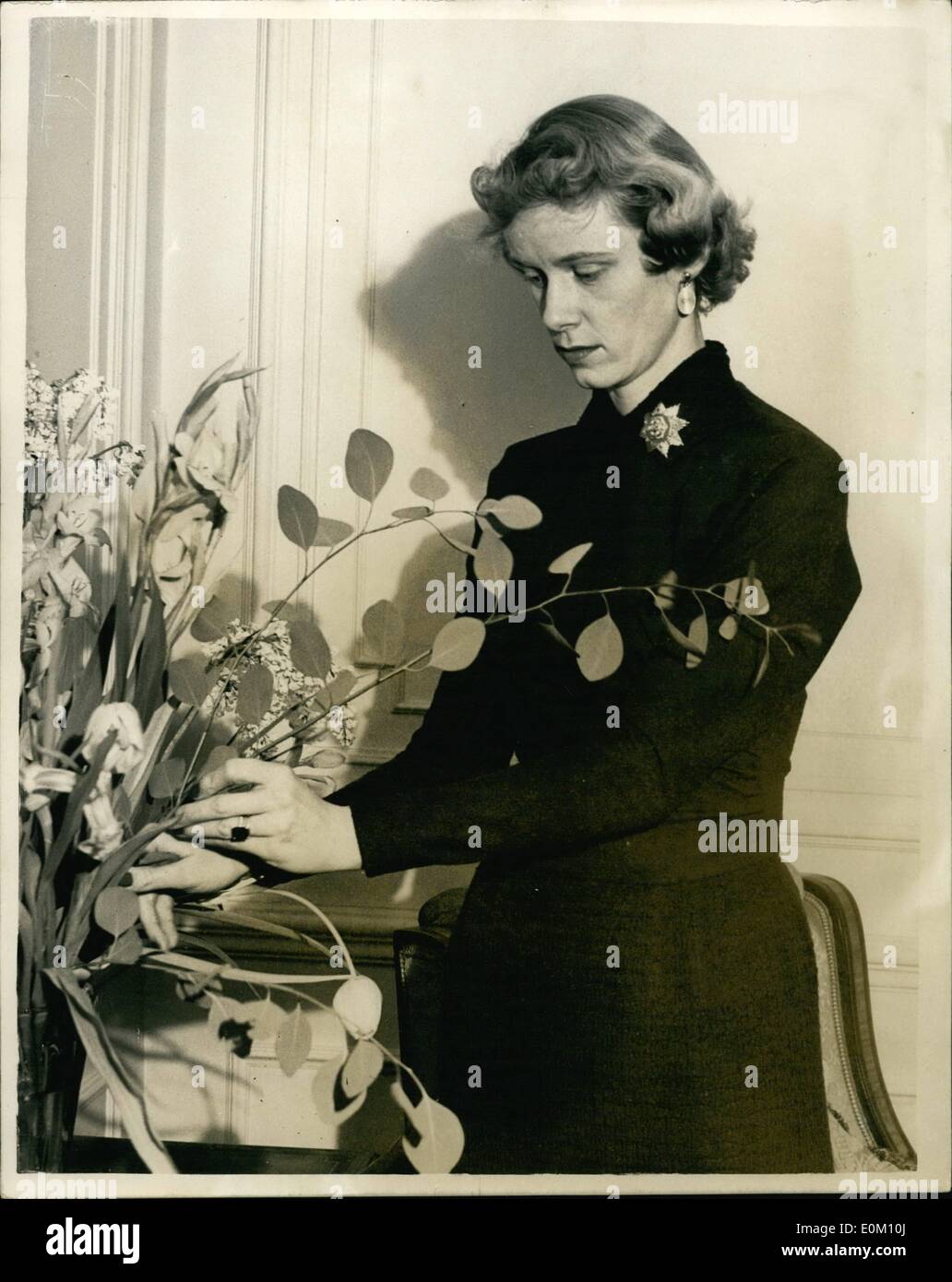 01 janvier 1953 - Mme Franklin D. Roosevelt à Londres.. -Fille In-Law du célèbre Président. Lors d'une visite à Londres est Franklin D. Roosevelt, fils de l'ancien Président des États-Unis - et de sa femme.. Il est dans ce pays pour des discussions en rapport avec le réarmement de l'Europe de l'Ouest - et avec sa femme est sur le vol de Paris. Photo : Keystone montre- Mme Franklin D. Roosevelt arranging flowers à son hôtel de Londres. Banque D'Images