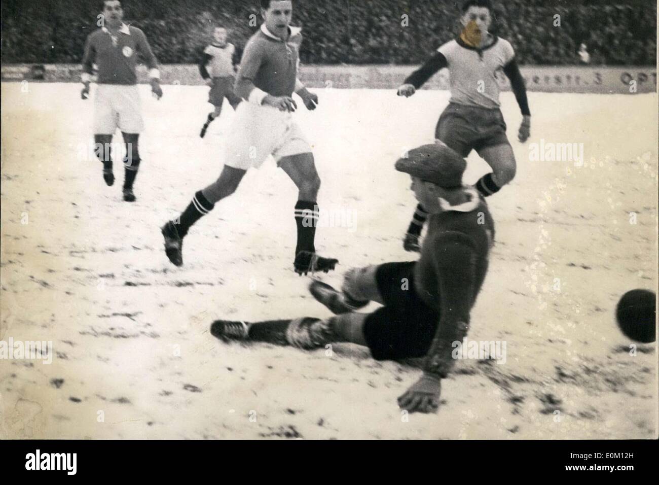 04 janv., 1953 - VfR Mannheim beat Bayern 4:1. Gardien Joeckel a fait un travail fantastique, il laisse seulement dans un but 10 minutes après le Banque D'Images