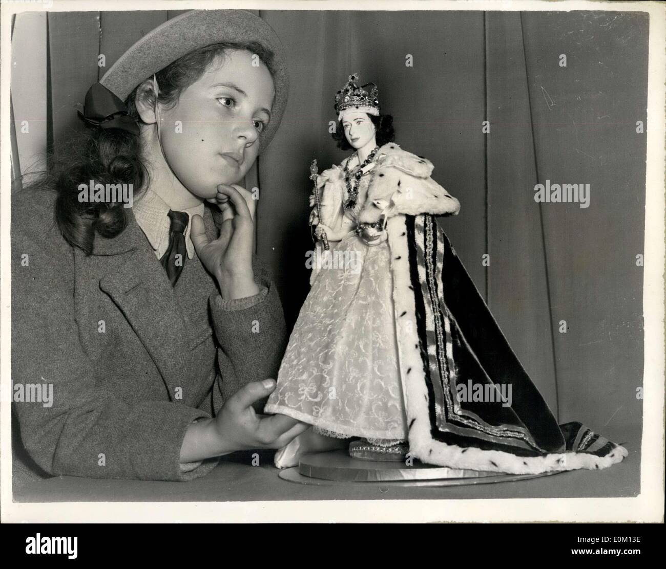 23 février, 1953 - Souvenirs du couronnement approuvé sur montrer au public. Sa Majesté la Reine - en miniature. L'exposition de plus de mille Souvenirs du couronnement - choisie par le couronnement du Conseil du Design Industriel, est d'être ouvert au public demain à la Plateau Centerm, Regent Street.. Photo : Keystone montre- onze ans Barbara Pinkerton de Hampstead - admire une poupée réplique de Sa Majesté la Reine à Coronation Robes - conçu par la poupée d'art de Chelsea - Les décideurs lors de l'exposition. Banque D'Images