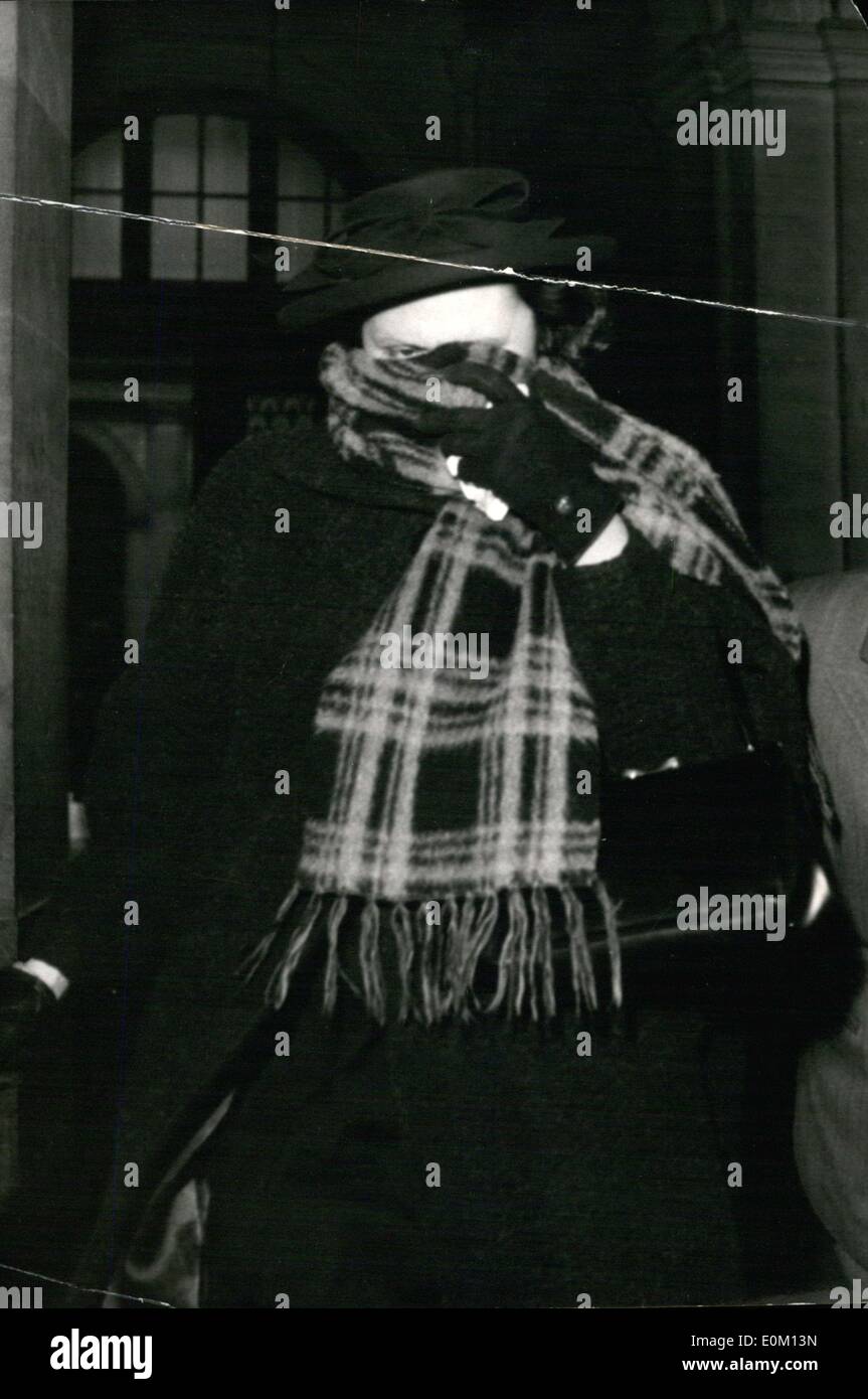 24 février 1953 - La cour d'appel criminelle examine Violette Noziere pétition de réadaptation. Noziere a reçu la peine de mort en 1934 pour empoisonnement et de tuer son père. Le président Albert LeBrun a commué la peine de mort en emprisonnement à un degré moindre. Niziere vit une vie exemplaire maintenant avec sa mère et son mari paralysé. Elle prend en charge sa famille et a quatre enfants. Ici, Noziere quitte le procès. Banque D'Images