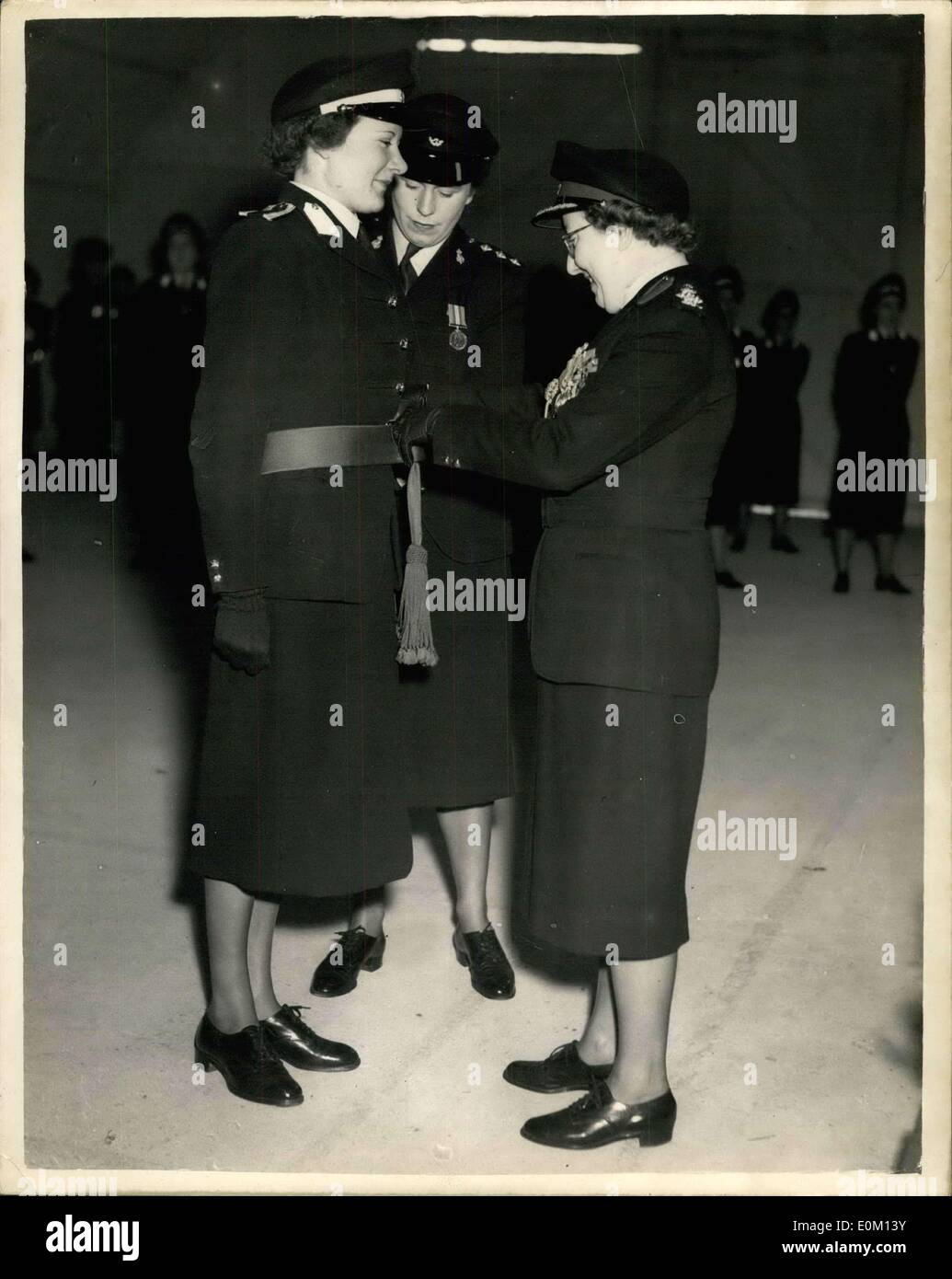 25 février 1953 - sur le défilé des W.R.A.C. Les élèves-officiers ? La sixième sur le défilé des femmes Élèves officiers du Corps royal de l'Armée a eu lieu aujourd'hui à l'École Notre-Dame des Anges de l'Instruction, Huron Camp, Hindhead, Surrey. Cette parade marque la fin de neuf mois de formation conçu pour s'adapter à des élèves-officiers à recevoir la Reine ?s Commission à titre d'officiers de l'armée régulière. Le salut a été prise par le Brigadier M.F. Coulshed, Directeur de la WRAC. Photo : Keystone montre sous direction Robin Margaret Surtees, 24, de Canterbury, étant présenté avec le châssis de la meilleure élève-officier, par le brig. MF Banque D'Images