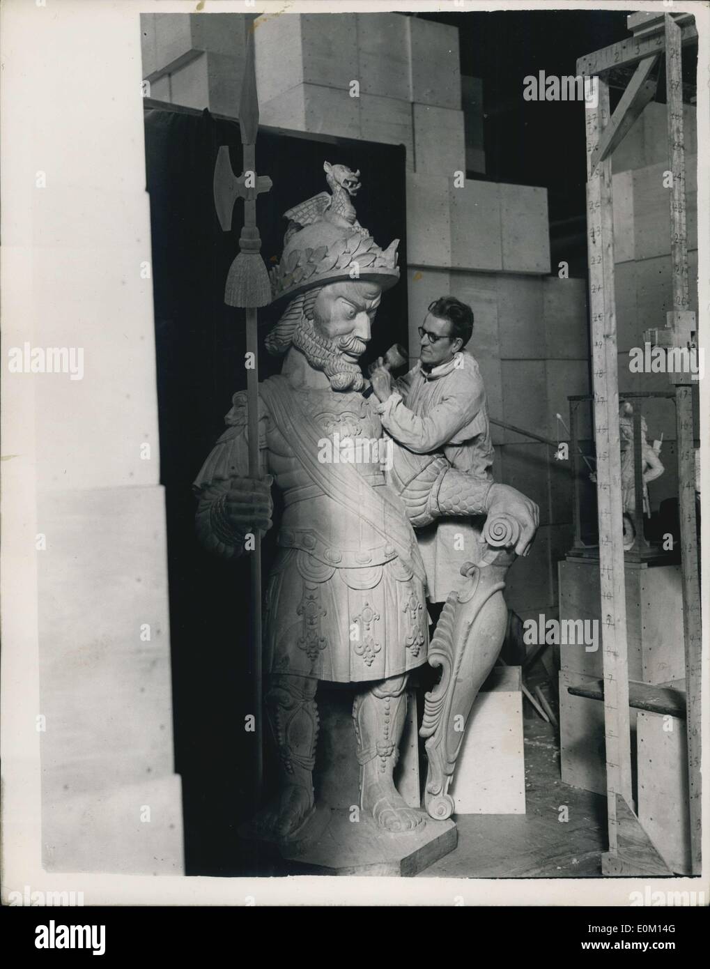 28 févr. 1953 - Gog et Magog sont nés de nouveau. Dans un studio à Welwyn Garden City sculpteur David Evans travaille sur deux morceaux de reborn Londres historique - les nouvelles statues de ces géants légendaires, Gog et Magog. C'est un peu plus de 12 ans que leurs prédécesseurs, qui avaient assisté à Guildhall depuis 1708 - ont péri dans les flammes lors de bombes incendiaires pleuvaient. Travaillant à partir de modèles en argile, le sculpteur a façonné les deux statues dans limewood, chaque 9 f. 3ins de haut et pesant environ 15 100 lb. Les statues sont censés être à leur place à temps pour le Couronnement de la Reine visite de la ville Banque D'Images