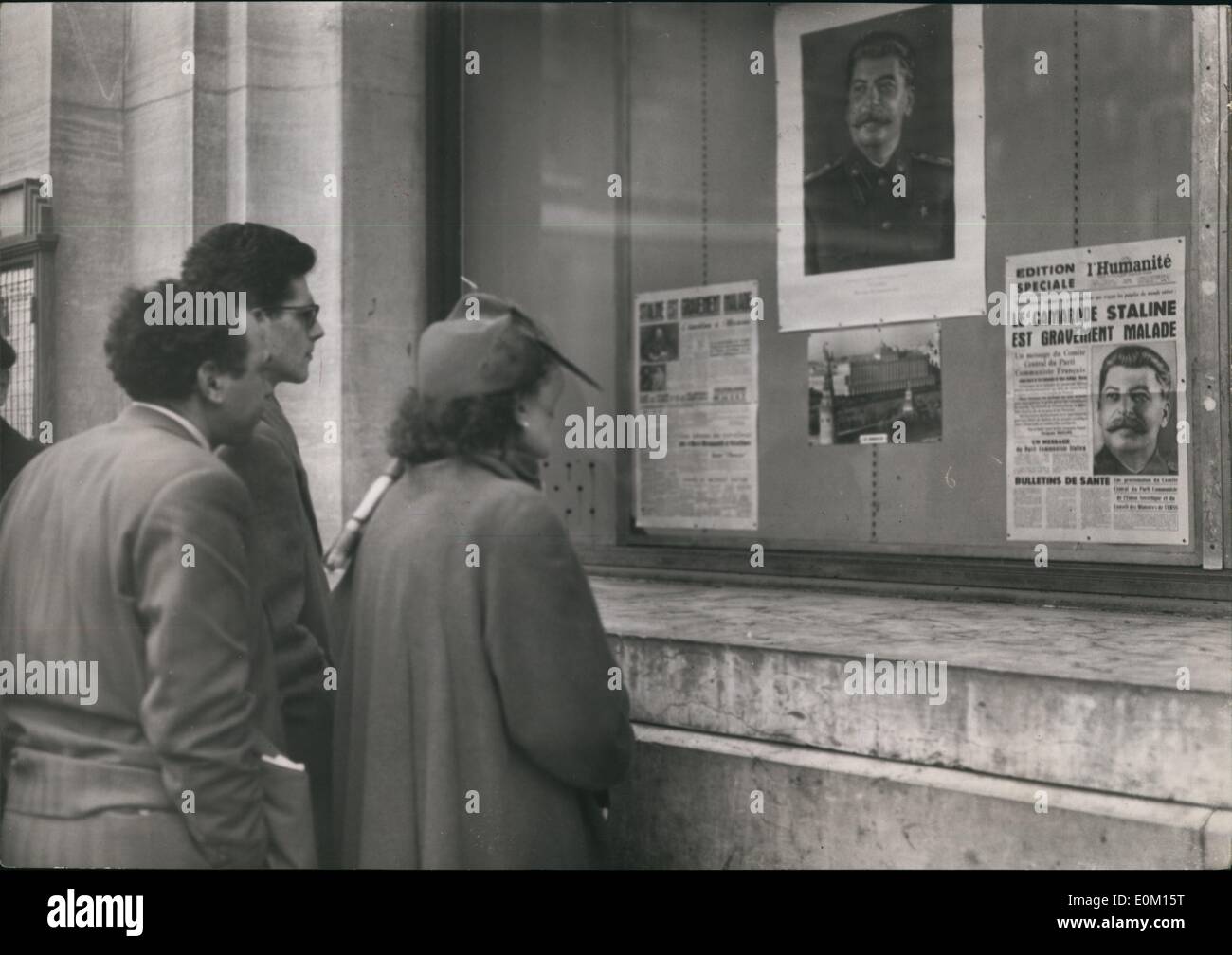 Mar. 03, 1953 - Staline : gravement malade- passants par lire le communiqué publié par le parti communiste français le papier ''L'humanité'' dans une des rumeurs comme Edtion de propagation de maladie subite de Staline à Paris. Banque D'Images