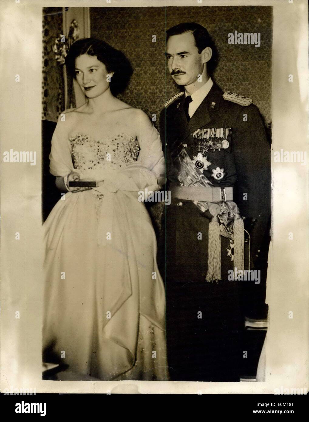 21 janvier 1953 - Joseph Princesse en satin et paillettes, épouse royale d'être assiste à une fête à Bruxelles : photo montre la Princesse Joséphine Charlotte, sœur du Roi Baudouin de Belgique vu avec son fiancé le Prince Jean de Luxembourg, lorsqu'ils ont assisté à une fête à Bruxelles. La Princesse porte sur de l'épaule robe de satin et paillettes avec un filet a volé. Banque D'Images