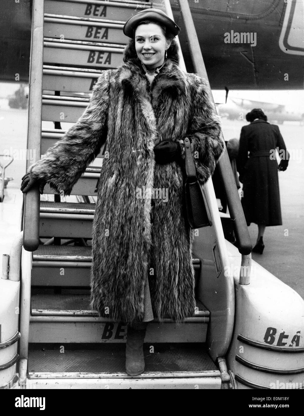 Actrice Eva Bergh arrivant pour sa première représentation de "la longue mémoire' Banque D'Images