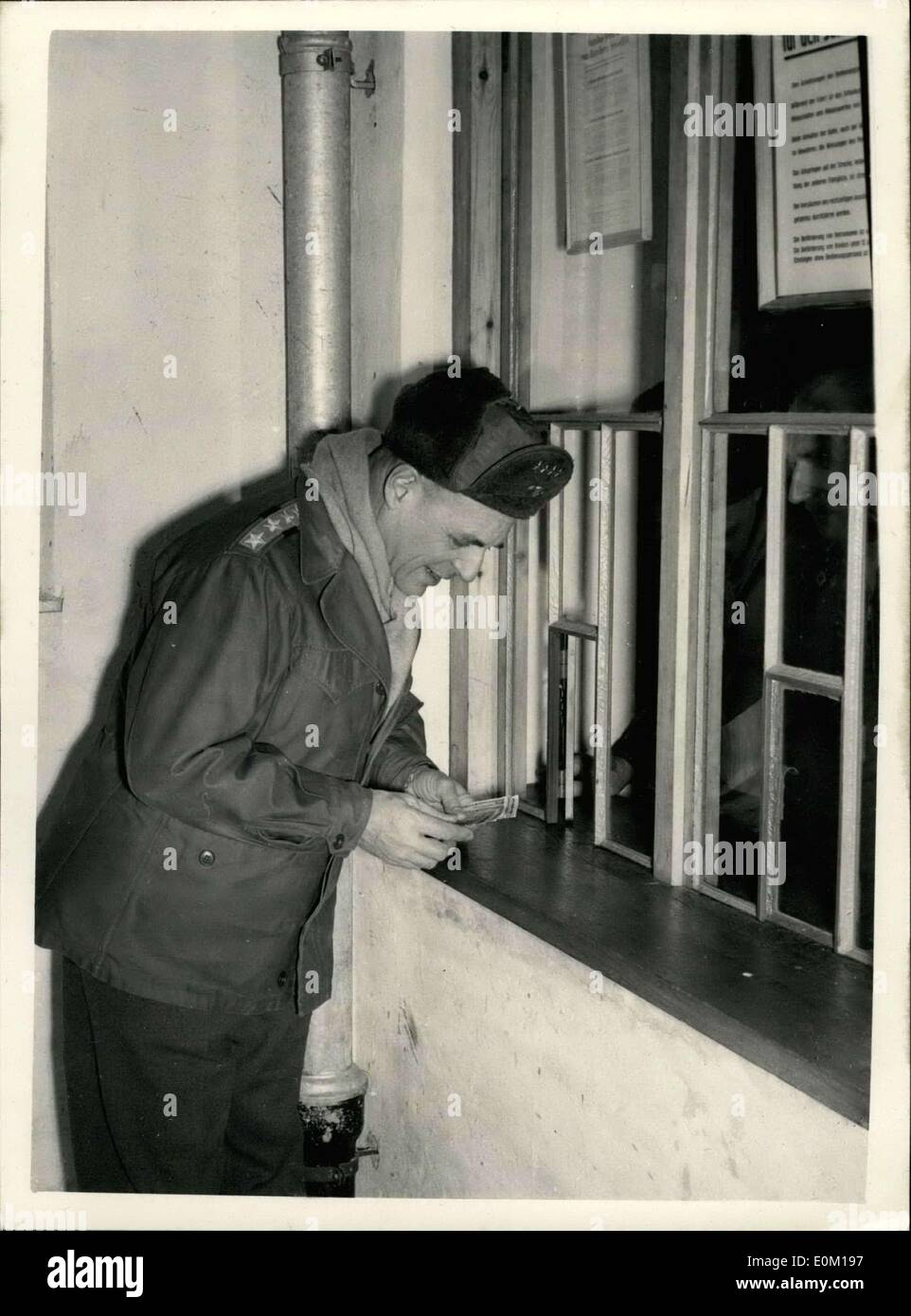 22 janvier 1953 - S.H.A.P.E. Commander en vacances à Garmisch. Général Ridgway va du ski. : Général Ridgway, commandant suprême des Puissances alliées en Europe, est de dépenser un vacation avec son épouse et son fils, au centre de loisirs de l'armée américaine, en Germisch-Partenkirchen, Haute-Bavière. Général Ridgwy photo montre, sen acheter des billets pour les remonte-gauche, tout en vacances à Garmisch Banque D'Images