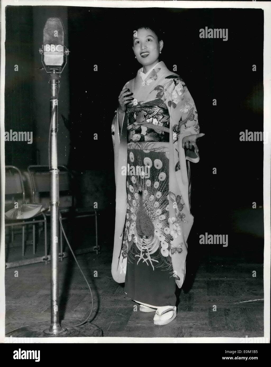 Mar. 03, 1953 - un papillon japonais rend B.B.C. Pour l'enregistrement Service japonais : UNE Madame Butterfly qui vraiment est le japonais est arrivée à Londres. Elle est Michiko Sunahara de Tokio. Elle a chanté le rôle de Cho-Cho-San dans Madame Butterfly au cours des 18 derniers mois à l'Opéra Comique de Paris. Mlle. Sunsbar, à 28, l'une des sopranos du Japon, chante Madame Butterfly en japonais et parle peu anglais. Mais son français est parfait. Ce soir elle a fait un enregistrement pour la B.B.C. service japonais. Photo montre Mme Sunahara photographié faisant d'elle l'enregistrement B.B.C. ce soir. Banque D'Images