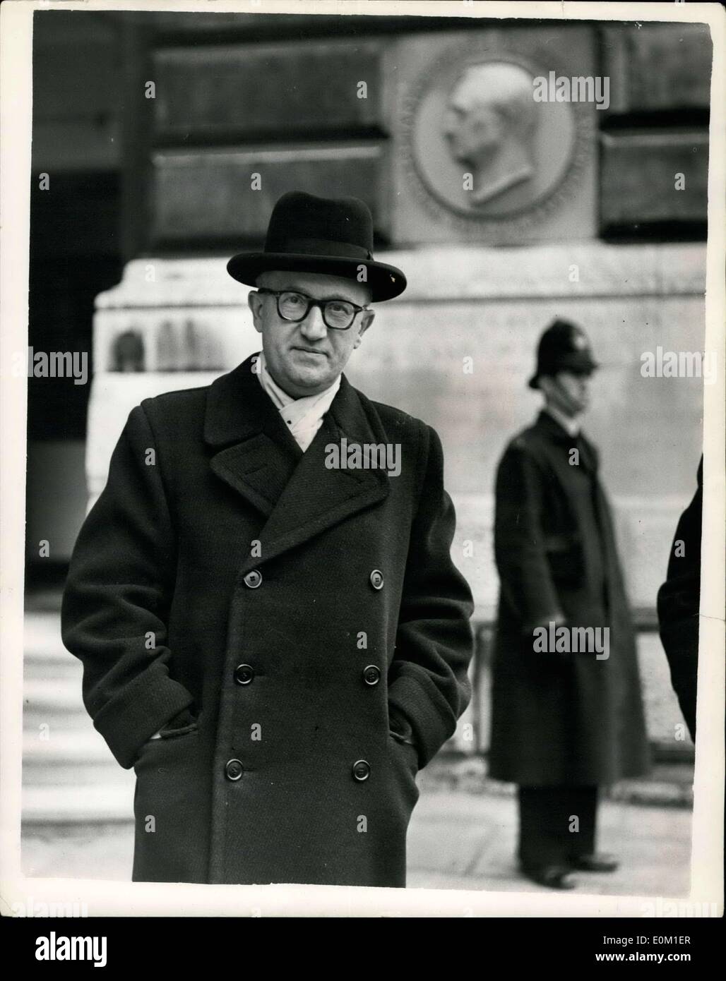 30 janvier 1953 - le ministre des Affaires étrangères de l'Allemagne de  l'Ouest lls sur M. Anthony Eden - à Londres : le professeur tein le  ministre des Affaires étrangères de l'Allemagne