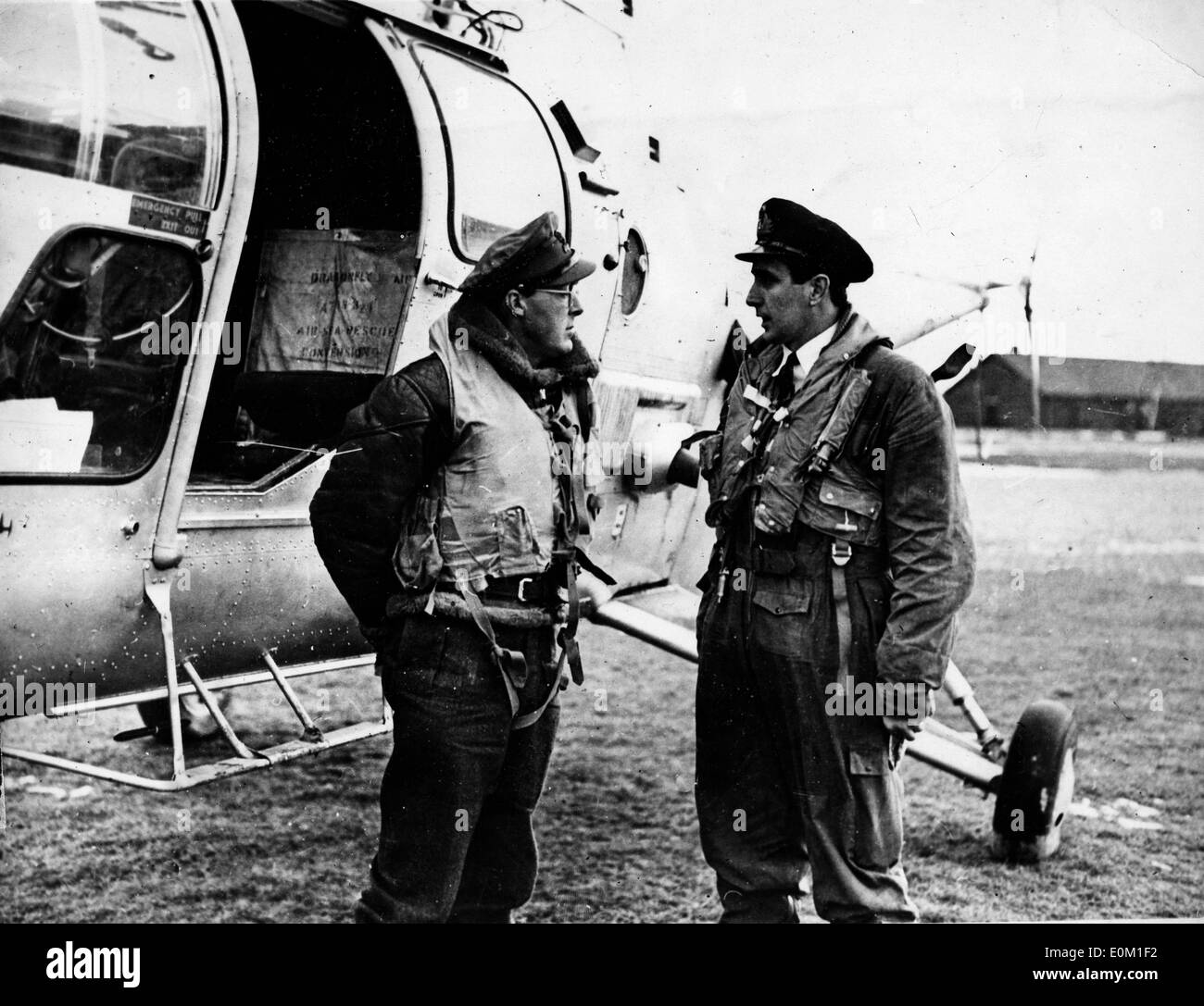 Le Prince Bernhard avec Lieutenant Spedding en face d'hélicoptère Banque D'Images